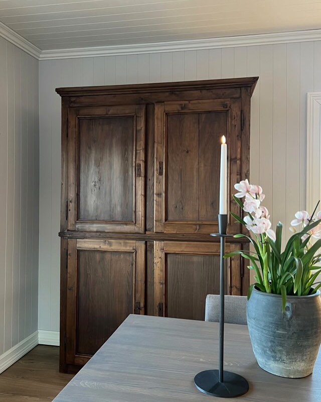 @heidipaahaver er designer og innehaver av @haverinterior. Hun har pusset opp dette nydelige skapet med Osmo Dekorvoks i fargen 3168 Eik Antikk. Skapet var ubehandlet fra før, og ble vasket før behandling. Se før- og etterbilder for inspirasjon. 🤎
Tips! Ta alltid ta en test, for å se hvordan treverket trekker til seg farge. Våre forhandlere selger 5 ml prøveposer som dekker ca. 30x30 cm.
#osmonorge #hardvoksolje #dekorvoks #3168eikantikk #osmo3168 #interior #interiordesign #interiordesigner