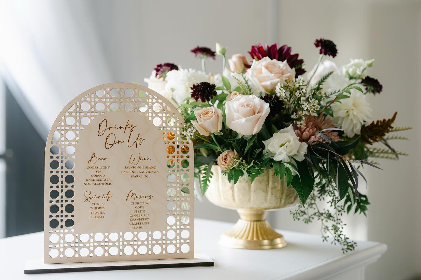 I love adding florals to accent areas like the bar and welcome tables, simple touch to spread your colors and softness throughout your event space. 🥂
Venue @bellaterra_events
Photographer @honeyandhivellc
Florals @brookeedelmanfloral @countryfloristandgift
#pasorobleswedding #winerywedding #weddingaisleflorals #weddingceremony #weddingceremonyflowers #californiawedding #weddingflowers #whiteweddingflowers #luxurywedding #luxuryweddingflowers #pasorobles #winery #estatewedding