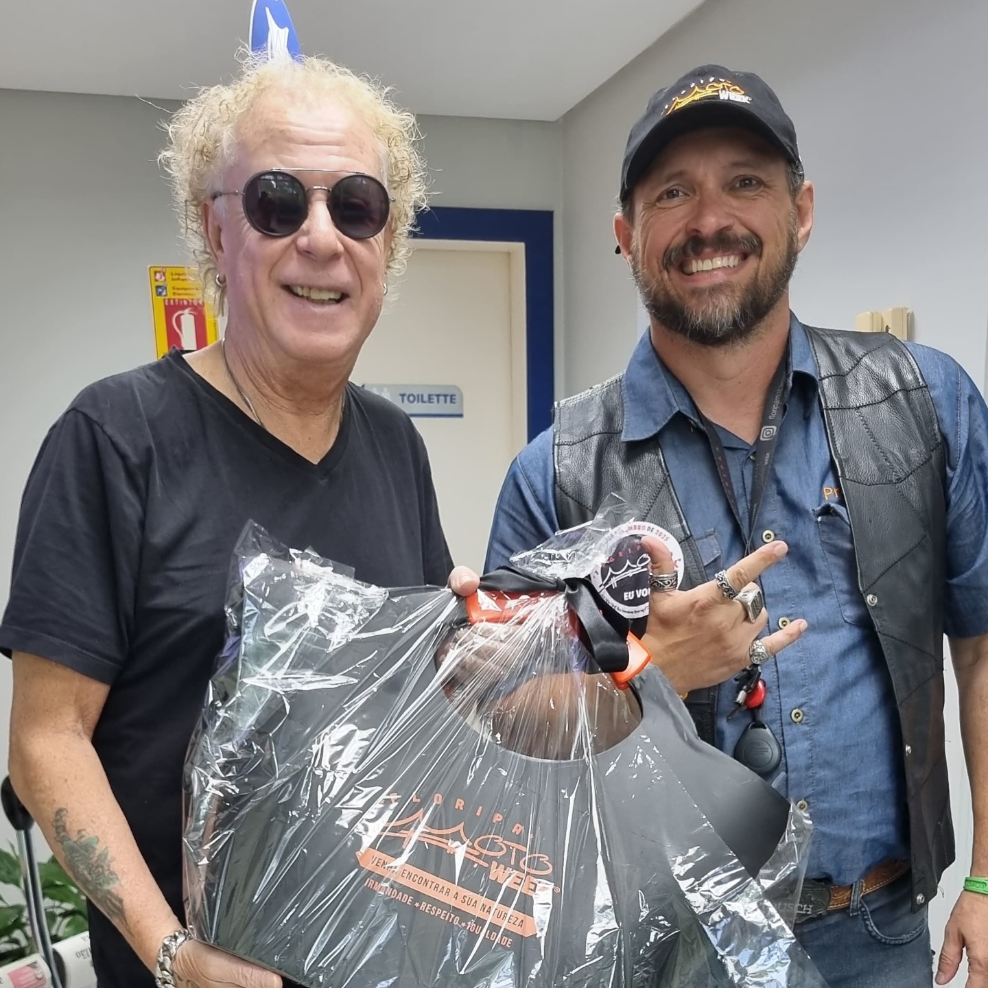 🥳 Hoje é dia de celebrar a vida de um dos colunistas mais importantes de Santa Catarina, nosso querido Cacau Menezes! @cacaumenezes55
🏍️ Além de desejarmos felicidades e muitos anos de vida, queremos agradecer pela parceria com o Floripa Moto Week. É uma honra ter um jornalista tão valorizado, apaixonado por moto e pelo mundo do motociclismo, junto conosco no FMW.
😎 Que esses 70 anos sejam de muita saúde, paz e aceleradas!