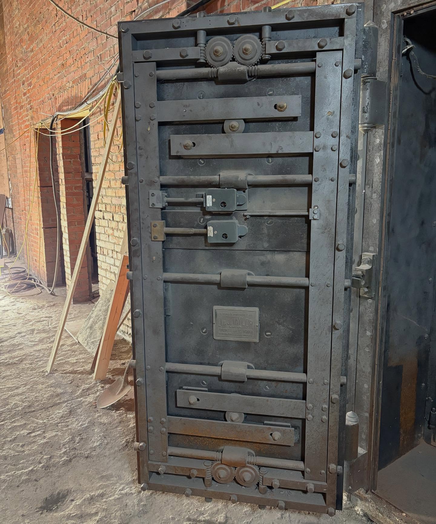 So neat to blast the door of this old safe! Bye bye rust hello clean steel.
#rustremoval #dryice #dryiceblasting #co2sweep #cleaning #blasting #rust #safe #door #beforeandafter