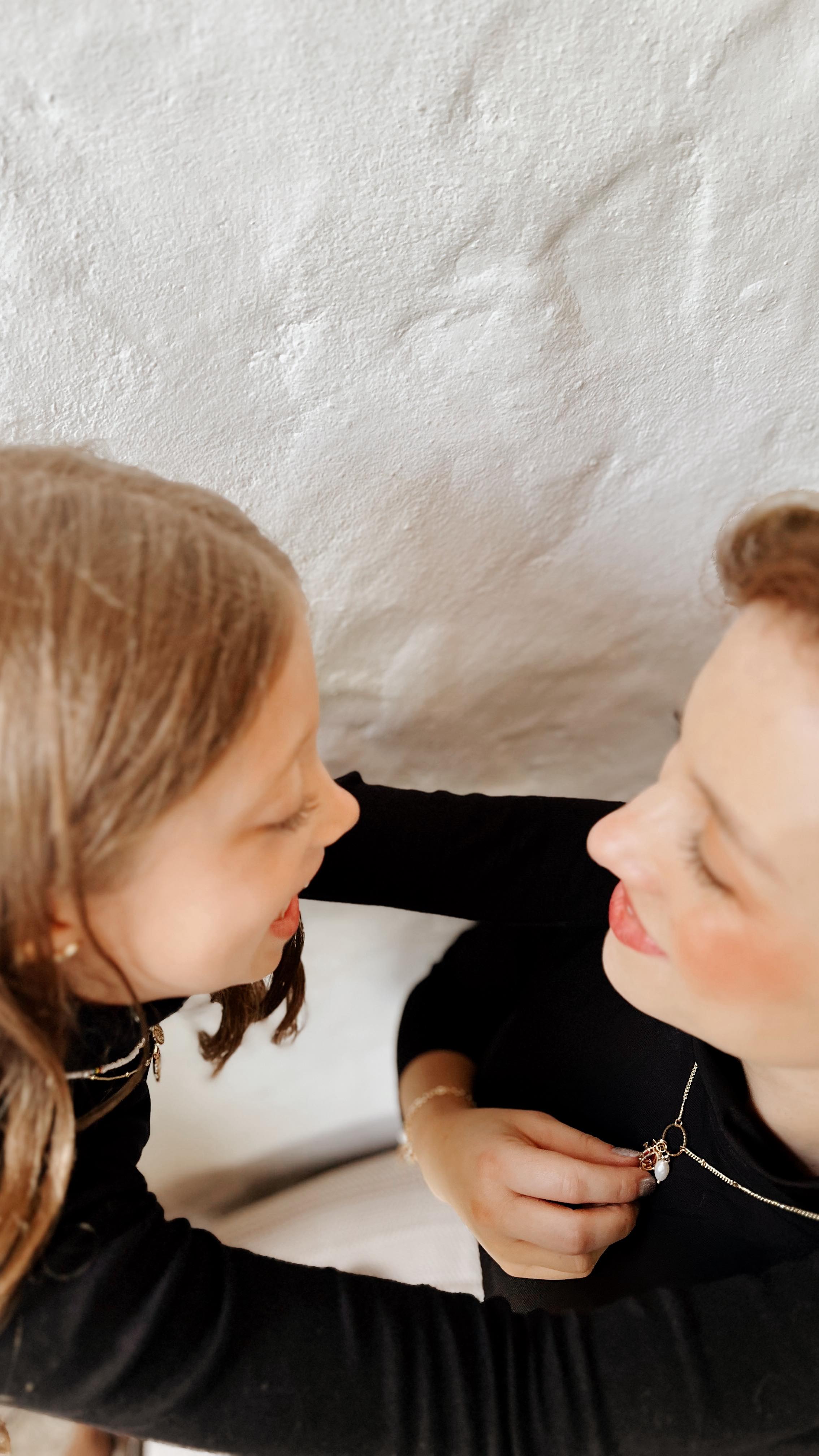 ¿Ya tienes el regalo perfecto para mamá?🌷 Sorpréndela con un detalle especial.
Visítanos en www.luminisaccesorios.com o escríbenos al +57 (301) 281-5371 y recibe asesoría personalizada para encontrar ese accesorio que la hará sonreír🌸