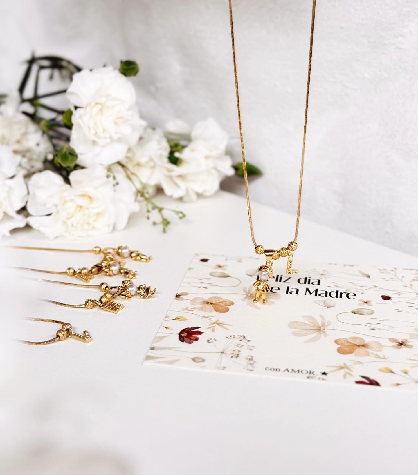 Cadenitas personalizadas con niño, niña e iniciales
Un detalle lleno de amor para llevar siempre cerca del corazón 💘💫🌷
Disponibles en: www.luminisaccesorios.com ✨