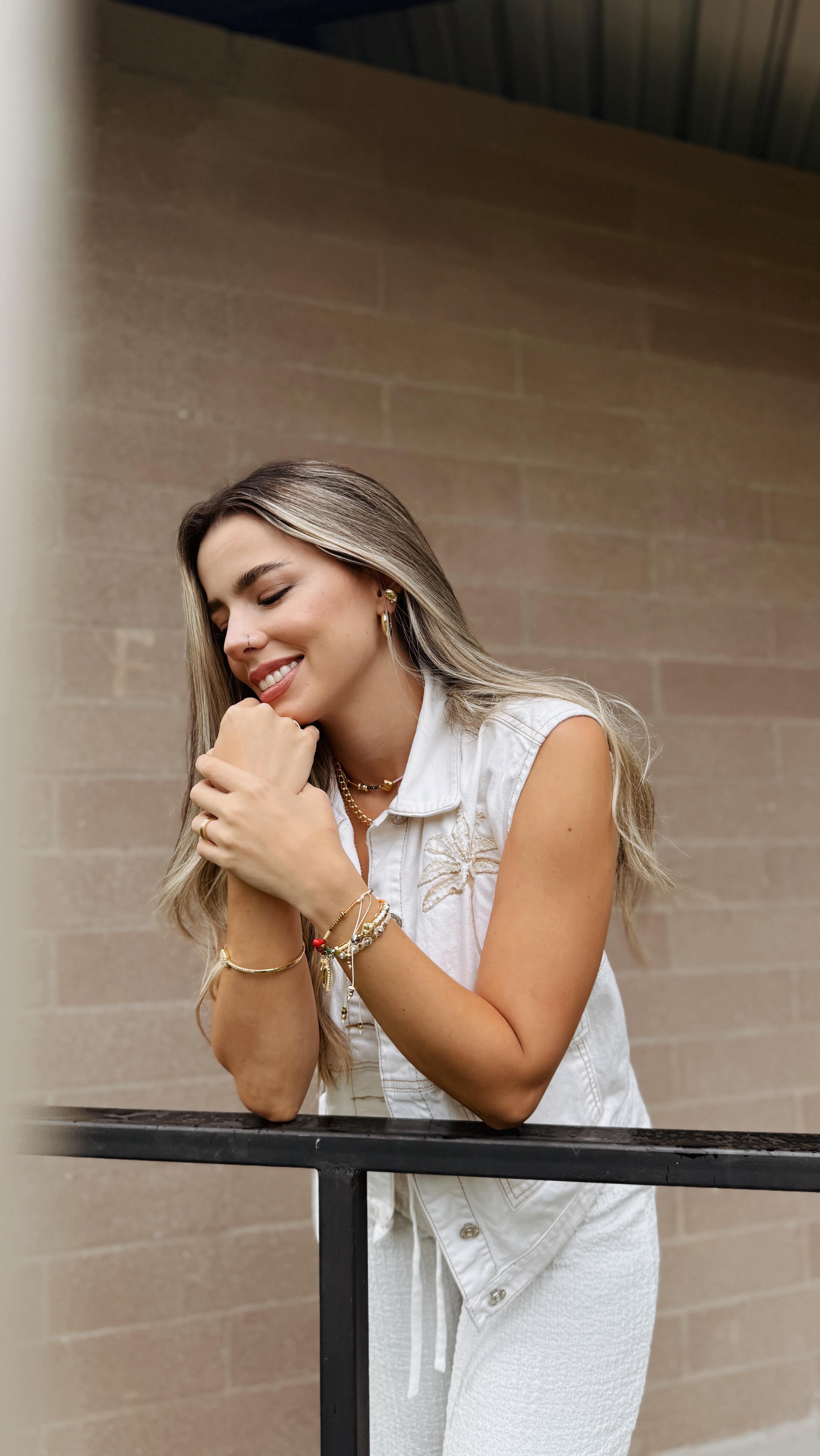 Nuestro collar favorito de la colección! 🌸 Llévalo junto o por separado y crea tu propio set combinándolo con la pulsera graduable.
Disponible en dos tonos: MIX y COLORS 💗 Disponible en www.luminisaccesorios.com
