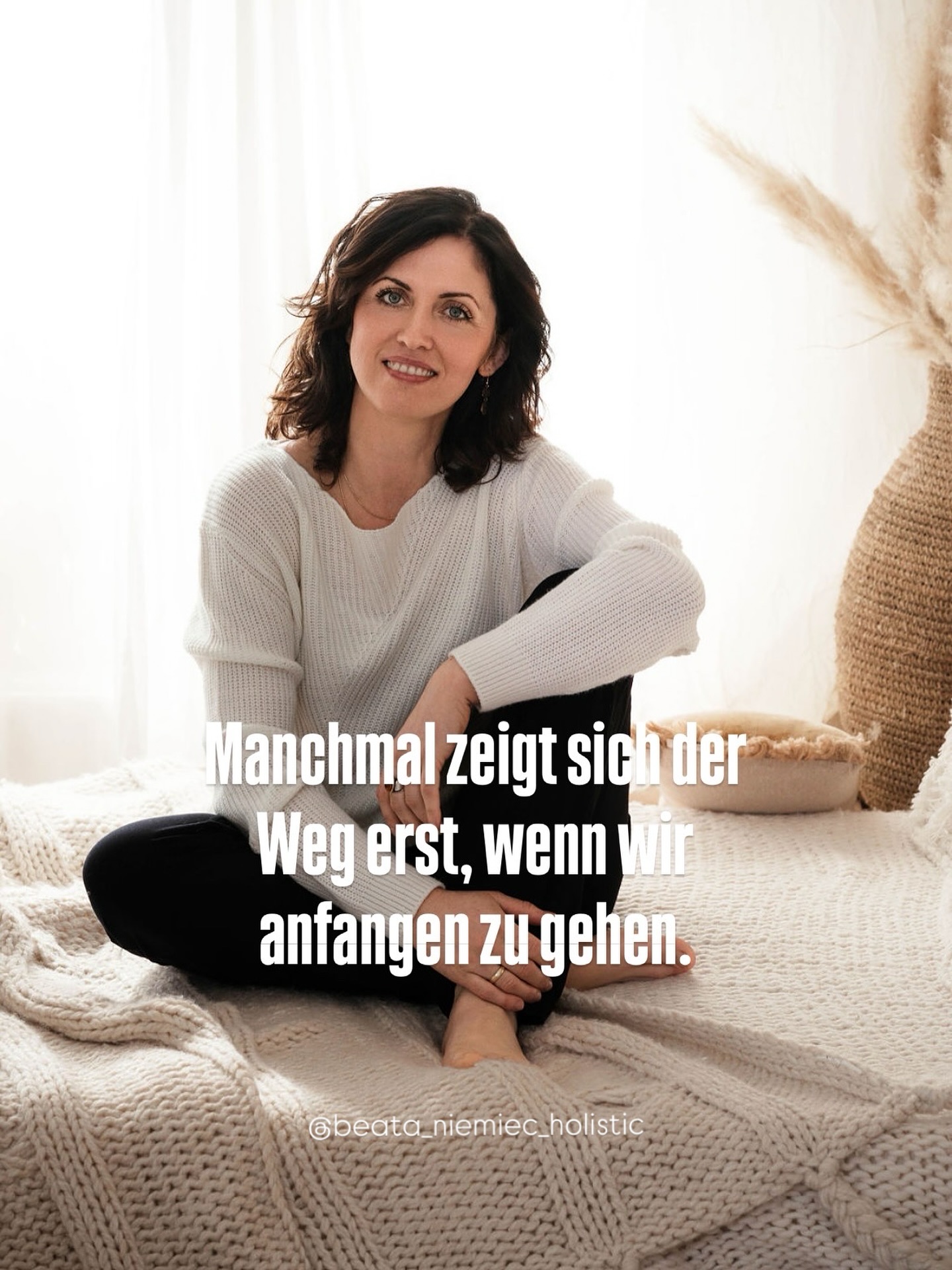Ein bisschen über mich.
Ich hatte einen sicheren Job, ein funktionierendes Leben und doch war mein Nervensystem im Dauerstress. Tief in mir spürte ich: Ich lebe nicht mein Leben. Ich funktionierte, für andere, nicht für mich..
Reiki-Ausbildung war mein erster Schritt zurück zu mir.
Ich spürte, wie viel darin steckt und wollte verstehen,
was im Körper wirklich passiert.Also begann ich eine zweijährige Ausbildung in Naturheilkunde.
So entstand Holistic Touch – mein Raum für Körper- und Energiearbeit. ❤️
Ein echter Wendepunkt: der zweite Burnout meines Mannes.
Die Diagnose: verdeckte Depression, außen stark, innen getrieben. Kältebäder, Fasten, Extremsport, alles Versuche, sich zu stabilisieren.
Die Therapie half, aber blieb an der Oberfläche.
Um ihm zu helfen und wirklich zu verstehen, begann ich Ausbildunge in Stress- & Burnout-Beratung,
sowie mehrere intensive Ausbildungen in Hypnose, Regression, Rückführung und Reinkarnationstherapie.
Ich lernte auch Inneres-Kind und Ahnenarbeit.
Warum so viel?
Weil ich alle Seiten dieser Arbeit kennenlernen wollte.
Ich begleitete meinen Mann parallel und sah, wie tief Veränderung möglich ist.🙏🏻🙏🏻
Und das Schönste?
Ich habe mich selbst gefunden.
Meinen Weg. Meine Berufung.❤️
Denn ich bin überzeugt: Veränderung beginnt in uns. Die Kraft zur Heilung tragen wir bereits in uns!
Nicht warten. Sondern wählen. Für uns.
Ob Holistic Touch bleibt, wie es ist?
Vielleicht nicht. Aber genau das ist Entwicklung. 🤍
Beata ❤️
#berufung #innereheilung #innereskind #persönlichkeitsentwicklung