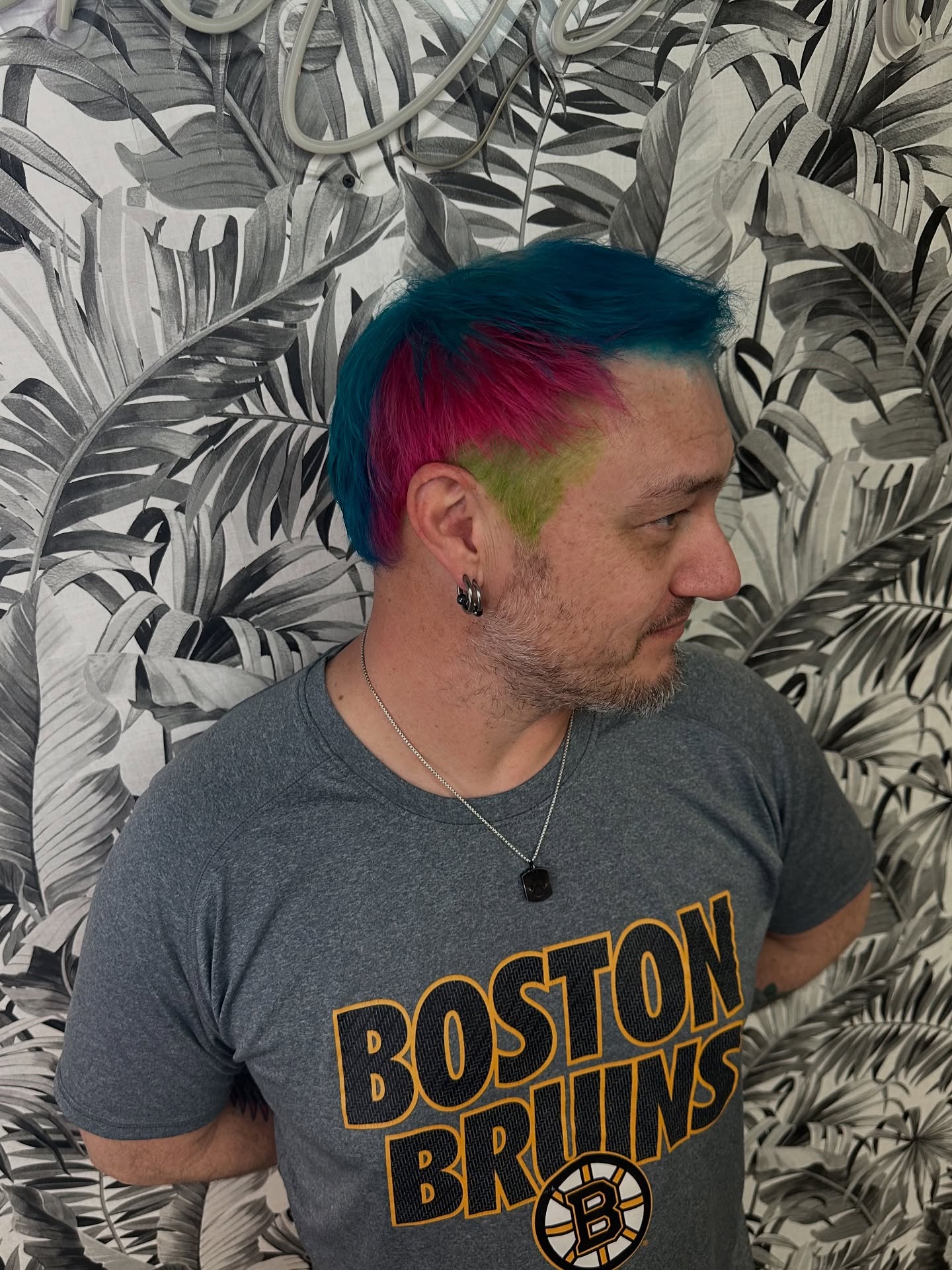 Color transformation on our very own Tommy! 🎨
Hair by Tori @irunwithmyscissors
#bostonvivids #bostonhairsalon #boston #bostonma #bostoncolorist #bostonsmallbusiness #bostonalthair #jplocalfirst #jamaicaplainma #jamaicaplainarts #menshairstyle