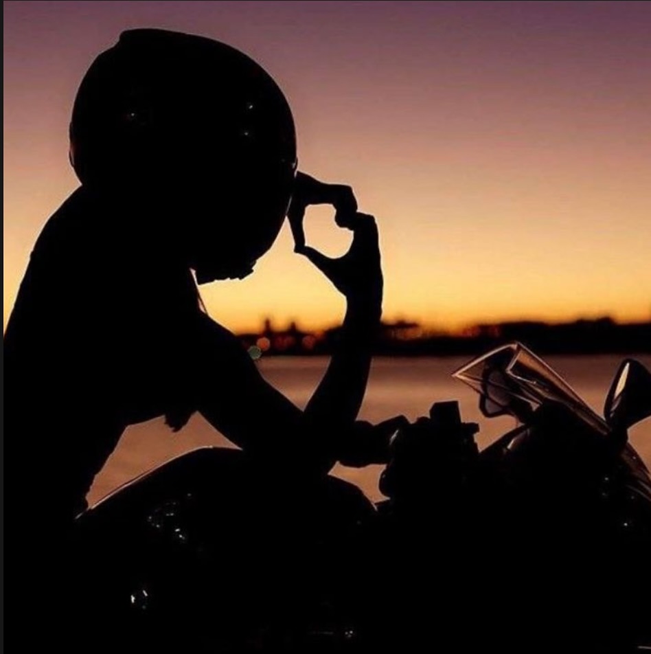 Amar é como pilotar: exige coragem, equilíbrio e entrega. Entre curvas e retas, é no compasso do coração que a estrada faz sentido.
Que nunca falte motor pra seguir e amor pra acelerar juntos.
Feliz Dia dos Namorados. 🖤🏍️
#FloripaMotoWeek #AmorSobreDuasRodas