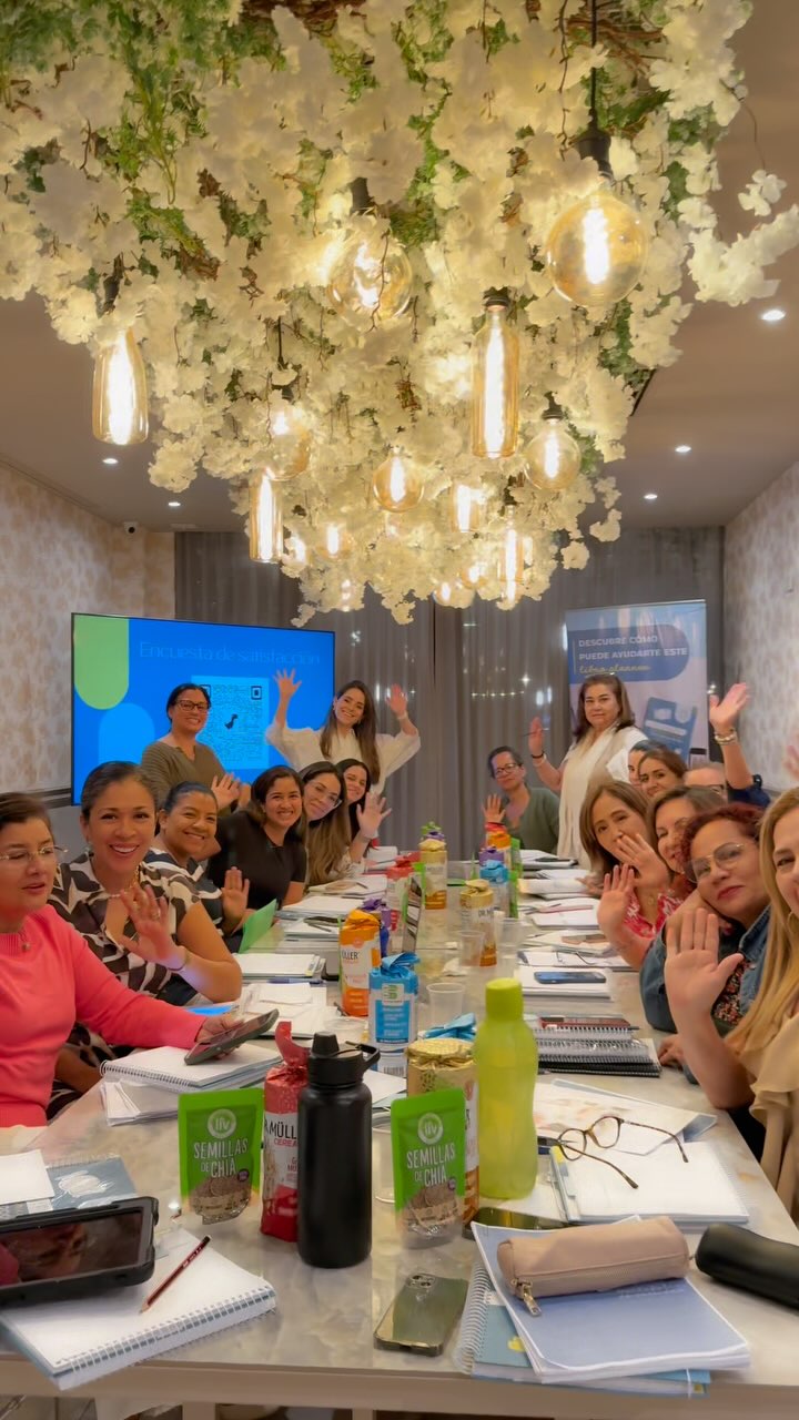 El Taller de Planifica tu Menú en Guayaquil fue un éxito total!
Me llena de alegría haber compartido este espacio tan especial en una ciudad hermosa, rodeada de gente tan receptiva y cálida.
Ya quiero volver muy pronto!
Estos encuentros me recuerdan por qué amo lo que hago: enseñar, conectar y aportar desde mi experiencia. Y qué mejor manera de hacerlo que acompañada de mi Libro Planner “Planifica tus comidas con propósito”, una herramienta clave para abordar este tema de forma práctica y con intención.
Gracias de corazón a las 19 mujeres que se dieron la oportunidad de aprender, confiar y vivir esta experiencia conmigo.
También agradezco el respaldo de marcas aliadas como @liv.ecuador y @drmullernutricion , con quienes comparto la filosofía de nutrir con sencillez. Son productos que suelo recomendar a mis pacientes y que no podían faltar en este taller, como ejemplos de procesados válidos para una alimentación variada y real.
Un agradecimiento especial a @stefygalvez_ , por captar cada momento con tanta sensibilidad y profesionalismo detrás de la cámara.
Además no quiero dejar de mencionar a @villagardenia.ec un lugar perfecto y con el mejor servicio que hizo que cada una de nosotras se sienta a gusto!
Varias personas se quedaron sin cupo, así que si te interesa participar en el próximo taller en Guayaquil, en el link de la bio les dejo el link para unirse a la lista de espera.
Muy pronto anunciaré la nueva fecha!
Próximo taller en mi lindo Quito! Atenti a los que se quieran sumar!