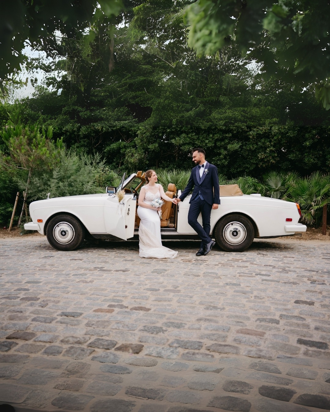 Entrada amb estil per @_sofii_99 i @mralbertux, directes a l’aperitiu amb aquest clàssic de @historic_cars_reus 🚘✨
Un passeig ràpid per fer la sessió de fotos i d’aquells moments per gaudir sense presses, amb un toc de glamour abans de la festa. Detalls que fan especial un dia que ja és únic.