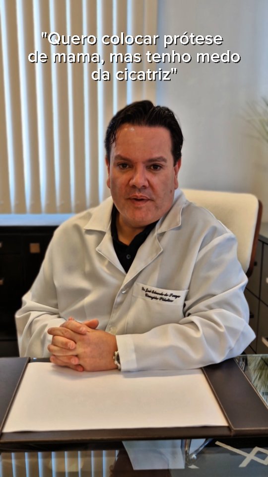 Esse é um medo mais do que normal, afinal, estamos falando de estética e autoestima.
A boa notícia é: as técnicas evoluíram muito, e hoje conseguimos resultados muito mais discretos e harmônicos.
Uma das opções mais utilizadas é a cicatriz periareolar (em volta da aréola).
Ela é feita no limite entre a pele e a aréola, justamente onde já existe uma diferença natural de cor e textura.
Resultado? A cicatriz tende a ficar quase imperceptível com o tempo.
Além disso:
✔️ A incisão é pequena
✔️ A cicatrização costuma ser muito boa nessa região
✔️ Com os cuidados certos, a linha se torna cada vez mais fina e clara
Mas é importante lembrar que cada paciente é única, e a escolha da técnica (periareolar, inframamária, axilar...) depende de vários fatores: tipo de pele, tamanho da prótese, anatomia e objetivo estético.
Com a técnica certa, os cuidados pós-operatórios e, se necessário, tratamentos complementares (como lasers ou cremes específicos), o que vai se destacar no seu corpo não é a cicatriz. É o resultado.
Ficou com dúvidas?
Vamos conversar na avaliação e decidir o que é melhor para o seu caso!
📩 Clique no link da bio e agende sua consulta.
#protesedesilicone #silicone #cicatrização #cirurgiaplastica #Santos #cirurgiaoplasticoemsantos #cirurgiaplastica