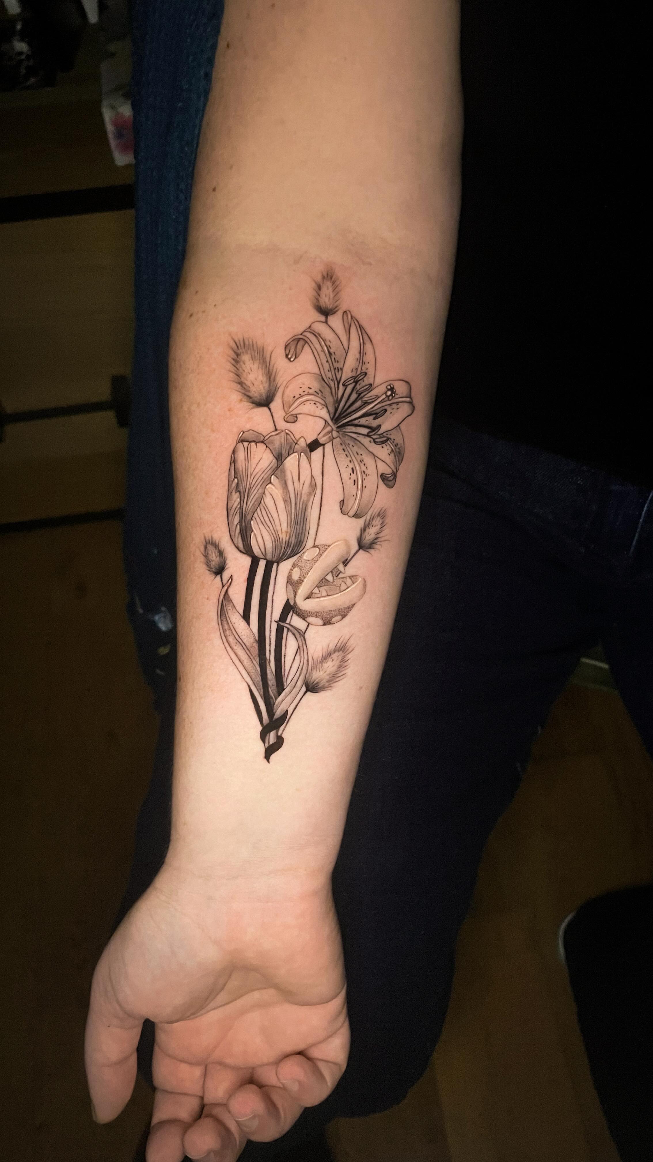 ✨LA COMPO FLORALE D’AUDREY ✨
Audrey a demandé à chacun de ses trois enfants de choisir sa fleur préférée pour son tatouage, le lys pour Anna, la tulipe pour Lisa, et le petit dernier Maxime a choisi… la plante Piranha de Mario !
Composition étonnante ? Même pas peur ! 🤩
J’adore l’idée et la touche de fun que ça apporte à la pièce !
Tu en penses quoi ? ☺️
#praxiis #mario #floraltattoo