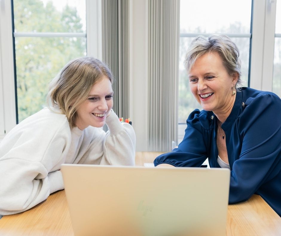 Je hoeft het niet alleen te doen. Gezond(er) leven vraagt geen perfectie – wél steun, kennis en tools.
In onze cursus krijg je:
– begrijpelijke voedingsadviezen
– slimme mindset-tools
– een omgeving die je draagt, niet dwingt
Samen is sterker. Steun maakt het verschil.
Wat zou er voor jou veranderen als je het niet meer in je eentje hoefde te doen?
#samensterker #gezondelevensstijl #coachingbijafvallen #voedingalszelfzorg #ondersteuningwerkt