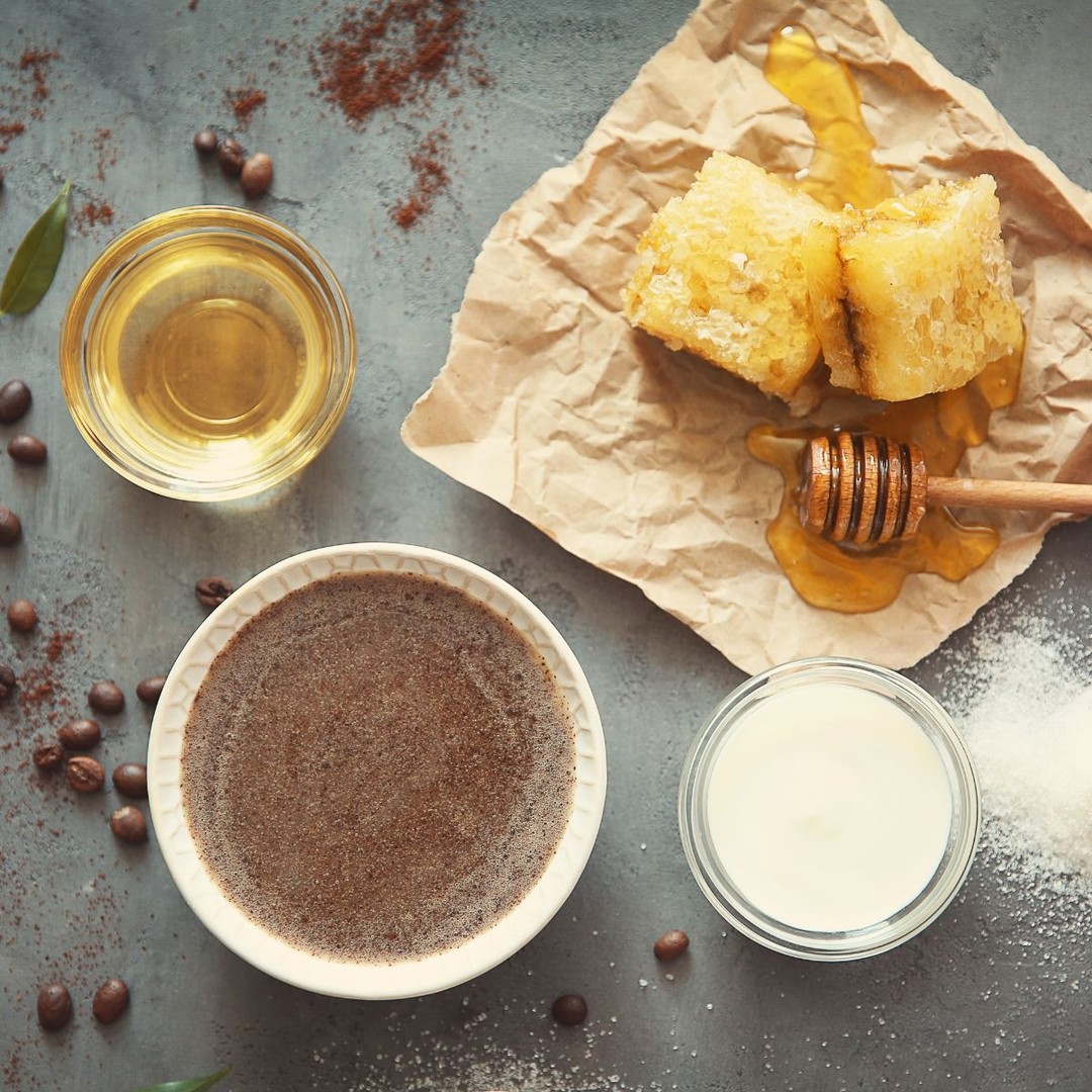 Gezond(er) eten start in je eigen keuken.
Twee mini‑aanpassingen die je energie boosten en je zin in zoet temmen:
Witte bloem ➡️ volkoren- of havermeel
Meer vezels, meer voedingsstoffen, minder pieken.
Witte suiker ➡️ honing, dadels of kokosbloesemsuiker
Tip: na een tijdje afkicken … snakt je lichaam er écht niet meer naar.
Kleine keuzes. Groot effect. Jij hebt de touwtjes in handen.
Welke swap test jij vandaag?
#switchlife #gezondevoeding #gezondeten #slimmeswaps #gezondleven #suikervrij #volkorenpower #kleineaanpassinggrooteffect