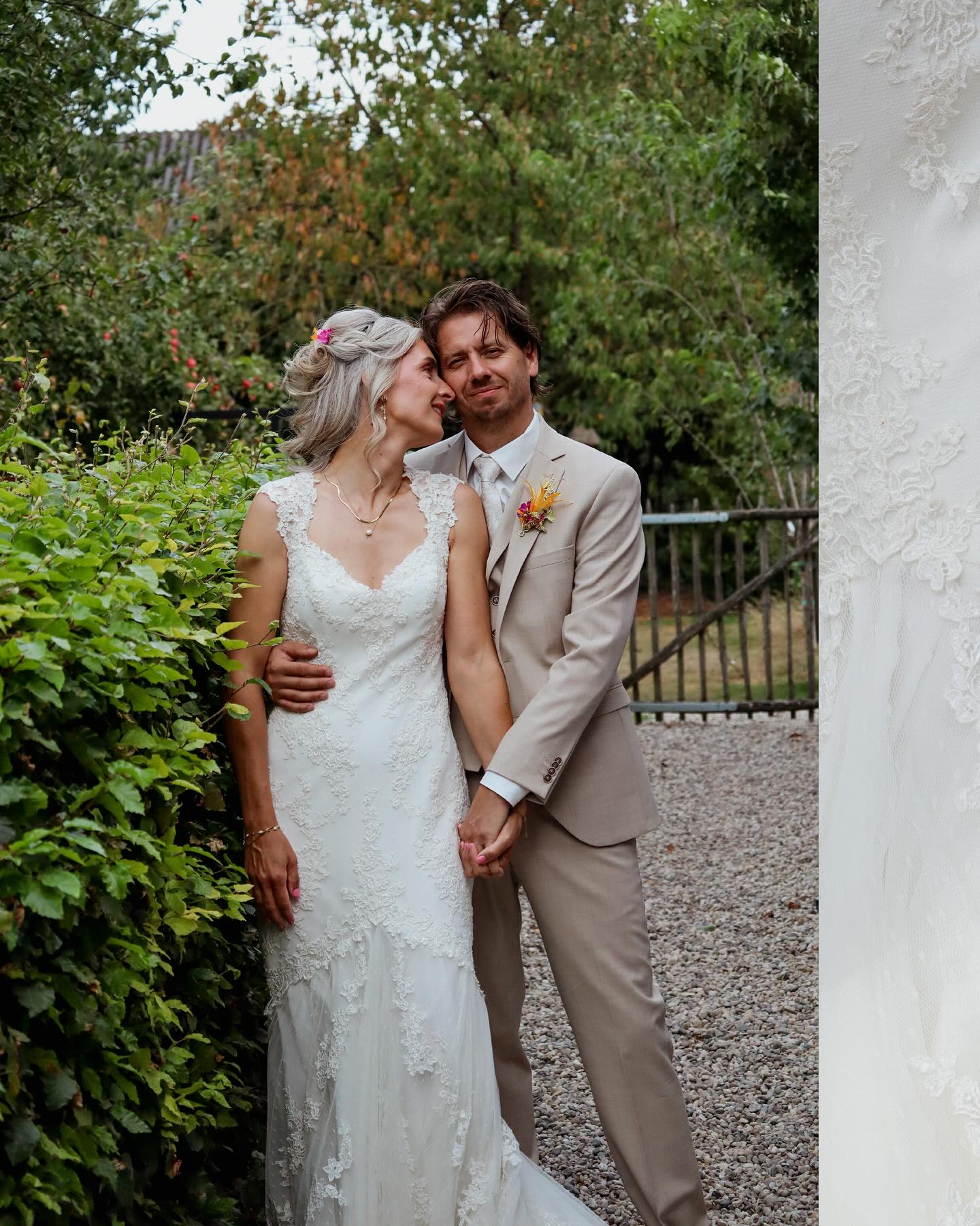 BOB & JENNY ๐
Tussen de dahliaโs, met de zon die scheen, gaven zij elkaar het ja-woord.
Ik voelde mij ontzettend welkom en het was een eer om deze prachtige bruiloft te mogen fotograferen.
Een dag vol warmte, kleurrijke bloemen en vooral: liefde! ๐งก