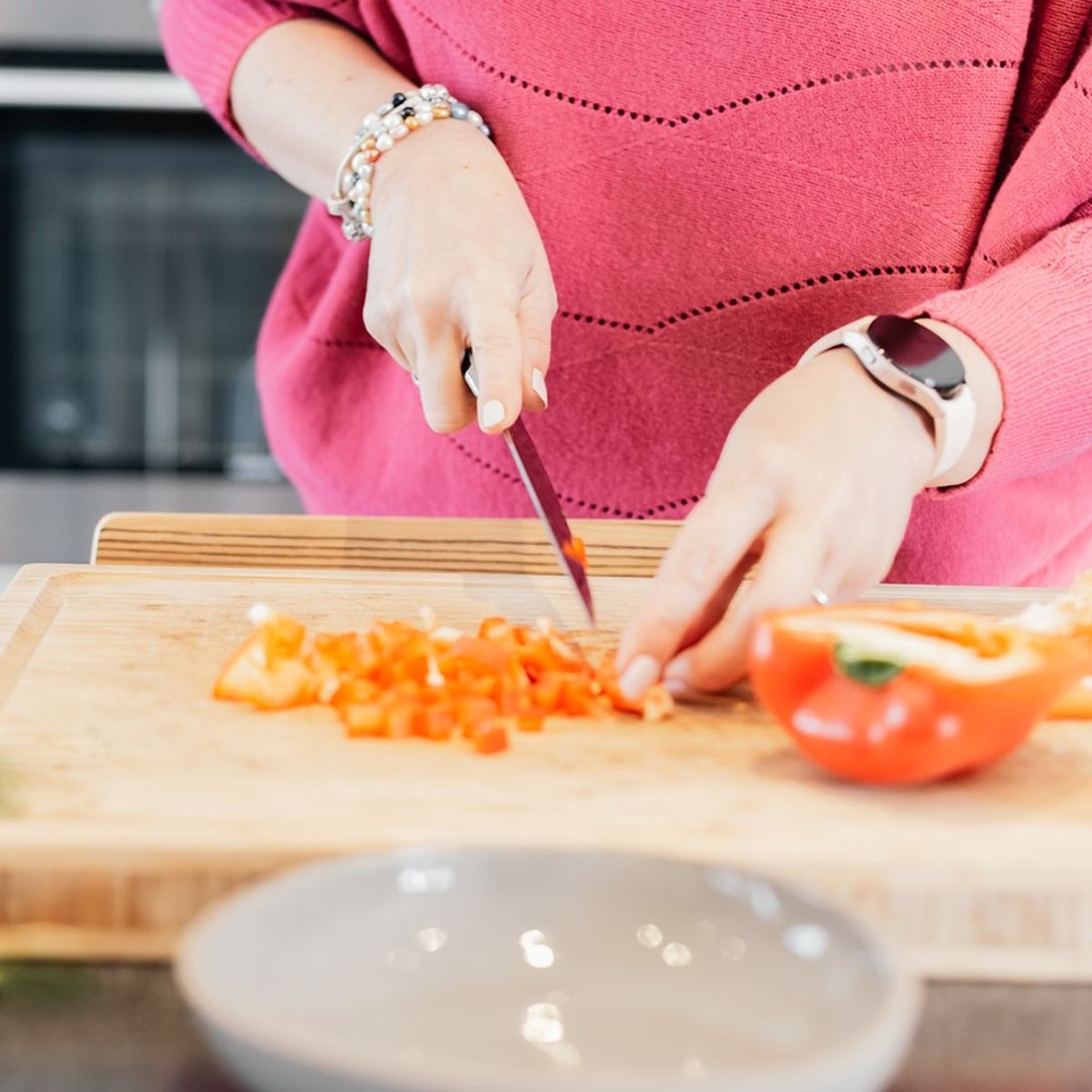 IJzer helpt je lichaam zuurstof vervoeren, geeft je energie en houdt je weerstand sterk.
Ijzer uit vlees nemen we beter op dan uit plantaardige voedingsmiddelen. Wil je toch voornamelijk plantaardig eten, combineer ze dan met vitamine C, bijvoorbeeld uit paprika, citrusfruit of kiwi. Dan neemt je lichaam het ijzer nog beter op. Vermijd ook koffie, thee of calciumrijke zuivel bij de maaltijd, want die remmen de opname weer af.
Probeer eens een kleurrijke linzensalade met paprika en citroendressing, of een warme volkorenpasta met spinazie en tomaat.
Laat ons weten wat jij maakt door het in de comments te delen of ons te taggen in je foto.
#gezondevoeding #ijzerrijk #vitamineC #plantbased #gezondeten #foodinspo