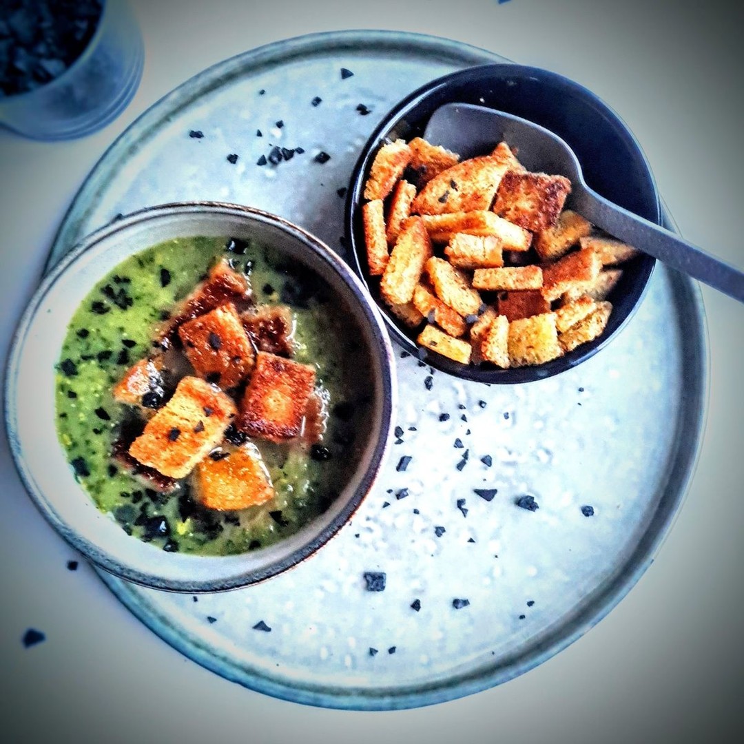 Broccoli, prei, knolselder en ui: zachtjes gesudderd in kippenbouillon en gemixt tot pure romigheid.
Anti-waste tip: maak het af met krokant gebakken broodrestjes. Of ga luxe met kalkoenspekjes of gerookte forel.
Warm, voedzaam & klaar in 20 minuten. Wat is jouw favoriete soep-topping?
#switchlife #homemadesoup #antiwaste #comfortfood #gezondeten #soeprecept #foodinspo