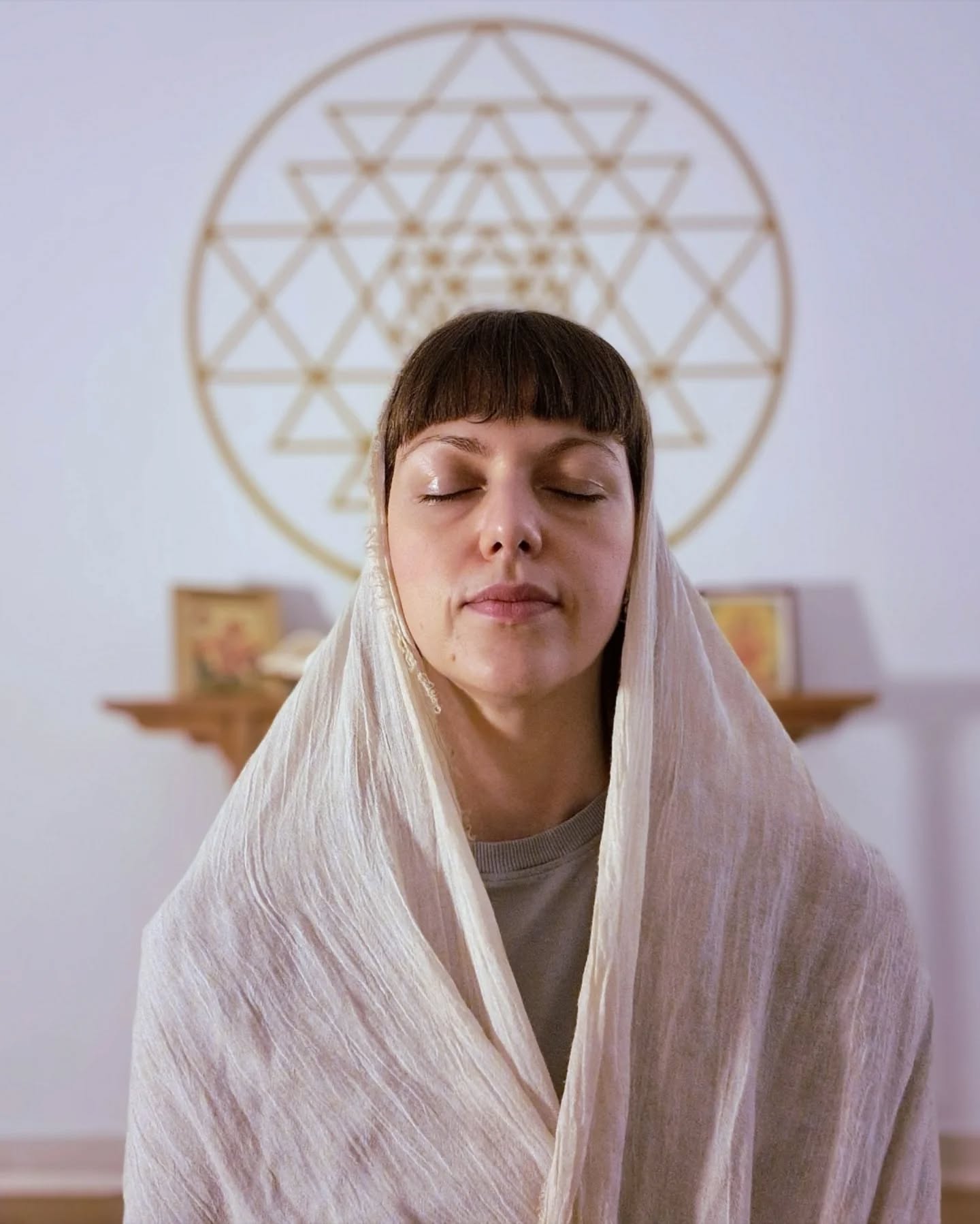 Titolo del post: ricorda di non sottovalutare mai le conseguenze di una ricerca Google. 🔍
Tre anni fa, varcavo la soglia di @sattvayogaroma con grande ingenuità, pensando di entrare nell’ennesimo studio di yoga a Prati.
Era settembre 2022 e di posti nel quartiere ne avevo visitati parecchi sfruttando lezioni gratis e open day: le pratiche non erano male, ma ogni volta ne uscivo perplessa.
Sì, ci si muoveva tanto, ma… si faceva solo quello! E la mia sensazione era che non si andasse mai davvero a fondo.
O semplicemente: avevo bisogno di un approccio diverso, ma... quale?
Poi un giorno, cercando online, scoprii Sattva. Letteralmente dietro casa mia.
Ero così sfiduciata che dissi a Marco: «Boh, c’è questo posto qui che organizza un Sound Bath, mi accompagni? Magari è una cosa carina.»
E fu bellissimo. Di quella sera ricordo ancora l’atmosfera: quando dicono che i posti hanno un’energia, qualcosa che ti fa sentire a casa al primo istante… ecco, Sattva ce l’ha.
E l’abbraccio con cui mi accolse Francesca resterà per sempre tra i momenti più indelebili nel mio cuore.
Fast forward: meditazione, archetipi, kīrtan, ritiri, India, Teacher Training, Yoga Fest… insomma: «come può uno scoglio arginare il mareee?»
Ma di una cosa su tutte non sarò mai grata abbastanza a Francesca: avermi iniziata alla meditazione tradizionale himalayana. Una pratica così semplice eppure così infinita.
Finale: non sottovalutate la potenza di un Open Day!
Può aprire porte verso universi impensabili.
🔔 DOMENICA 28 SETTEMBRE
Vi aspettiamo da Sattva Yoga Roma per una giornata di pratiche gratuite insieme.
🌿 Alle 14:30 farò un mini-set ispirato all’Ayurveda per introdurre il nuovo corso base in partenza a Ottobre.
E se volete un micro-antipasto, il 27 settembre vi aspetto da @vedastudioroma con tanti eventi e la prima Oracle Night! 🌙✍️
🔗 Clicca sul link in bio o usa i QR code per tutte le info.