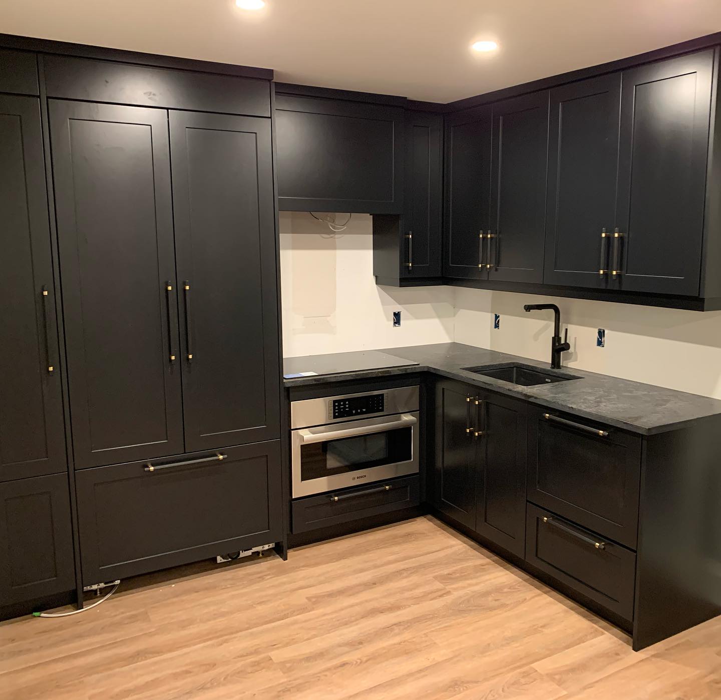 How many appliances can you spot?
Door Style: Shaker
Cabinet Colour: Black lacquer
Counters: Caesarstone - Darcrest Honed Finish
#kitchendesign #interiordesign #kitchen #homedecor #kitchendecor #design #interior #homedesign #kitchenremodel #kitcheninspiration #kitcheninspo #kitchenrenovation #renovation #interiors #kitchenisland #kitchencabinets #decor #kitchengoals #kitchenideas #kitchensofinstagram #homesweethome #shakerkitchen