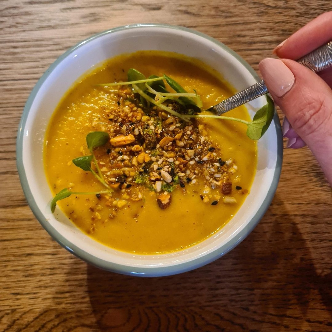 Pompoen = herfstgeluk in een kom!
Wist je dat pompoen niet alleen lekker, maar ook supergezond is?
✔ Rijk aan bètacaroteen (goed voor je ogen & huid)
✔ Vol vitamines A, C & E (boost voor je weerstand)
✔ Weinig calorieën, veel vezels
Ingrediënten:
- 500 g pompoenblokjes
- 1 ui
- 1 teentje knoflook
- 500 ml groentebouillon
- Kruiden naar smaak
Bereiding:
Fruit ui en knoflook
Voeg pompoen en bouillon toe
Laat 15 min koken
Mix
Klaar!
Tag iemand die dit wil maken!
#pompoensoep #herfst #gezondevoeding #switchlife #herfstlunch #soep #recept #herfstgroente