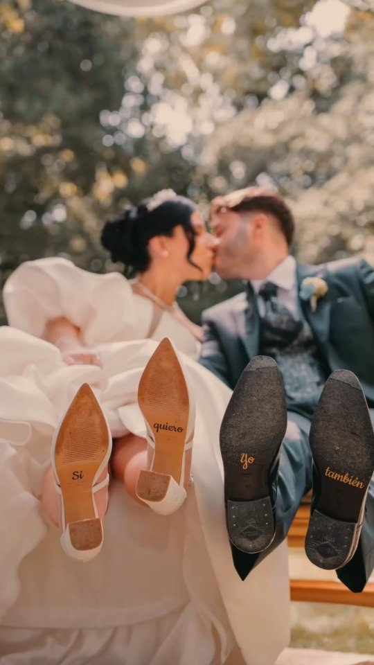 Ahir vam viure un dia ple d’emocions amb la Cristina i en Daniel 💍✨ Moments que parlen per si sols i que ens recorden per què ens apassiona tant capturar històries d’amor com la seva 💛
Ayer vivimos un día lleno de emociones con Cristina y Daniel 💍✨ Momentos que hablan por sí solos y que nos recuerdan por qué nos apasiona tanto capturar historias de amor como la suya 💛
#LifetimeWeddings #BodaTarragona #FotografiaNatural #VideoDeBoda #BodasConAlma #FotografsTarragona #CasamentsCatalunya