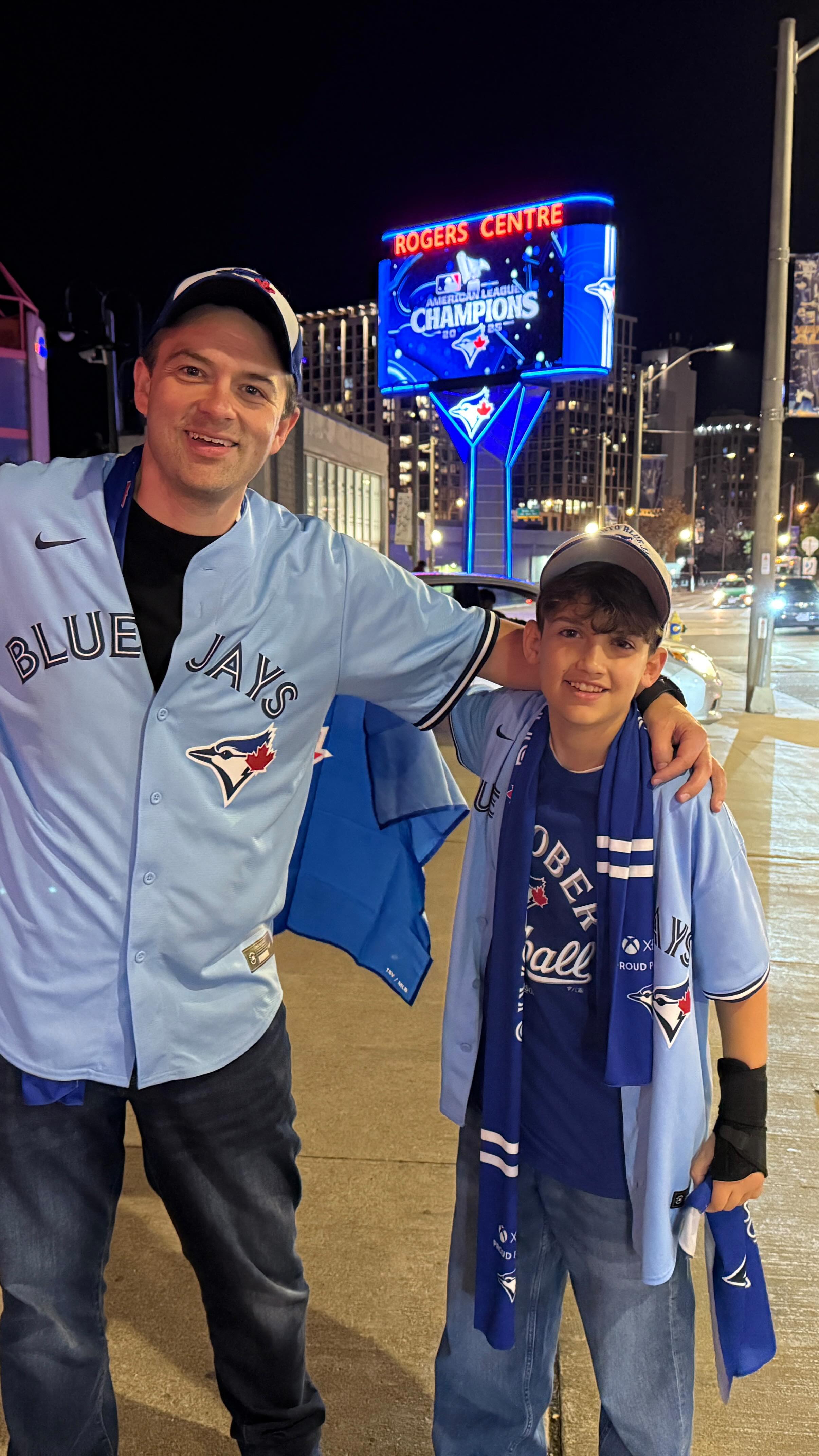 The @bluejays are headed to the #WorldSeries 🔥🔥🔥 after a nail biting game 7 against the Mariners we hit the streets around #Skydome to party! 🎉
Let’s Go Blue Jays!!! We #wantitall