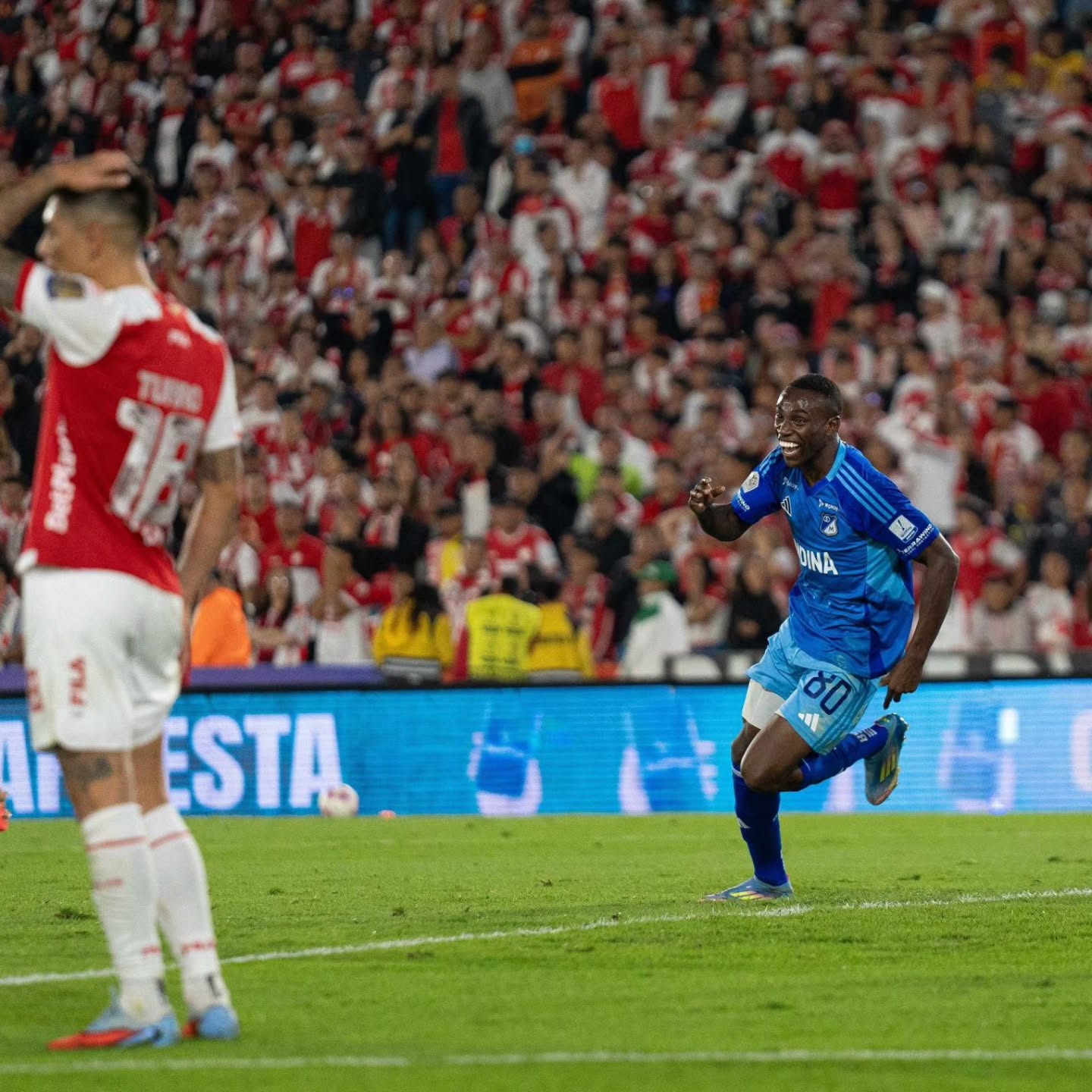 Baldado de agua fría para Santa Fe. En el último minuto (90+7) gol de Cristian Cañozales para victoria de Millonarios 1x0.
Con ese resultado, Millonarios llegó a los 21 puntos, mientras que Santa Fe quedó con 22. El octavo es Águilas Doradas que suma 24 unidades. ¿Les alcanzará?
#Fútbol #FutbolCollmbiano #IndependienteSantaFe #Millos
📷 @MillosFCoficial