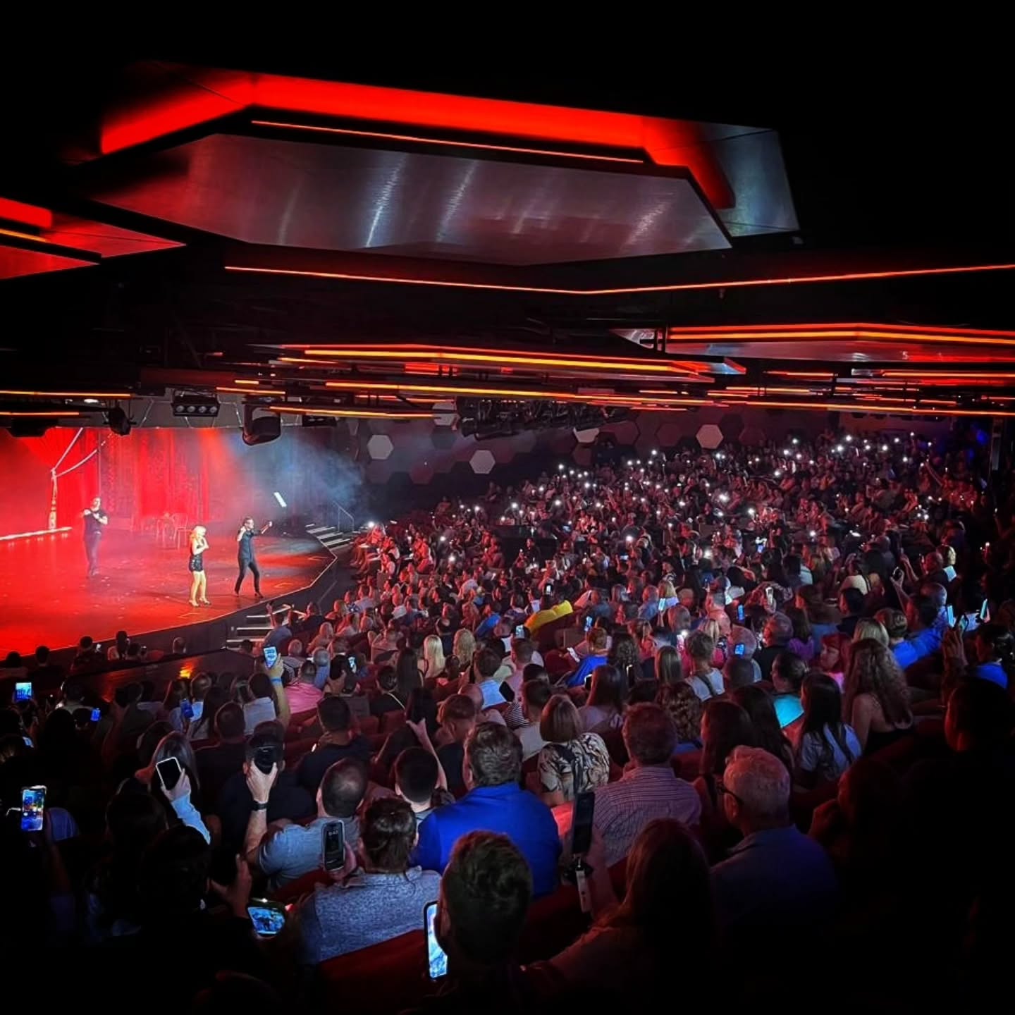 Two Shows.
Two Superb Crowds. 🎭
The stage is such a special place and the connection between audience, technical team, theatre team and performers is a beautiful thing. ❤️
#TheConjurors #LasVegas #Entertainers #Performers #Magic #mindreading #Worldwide