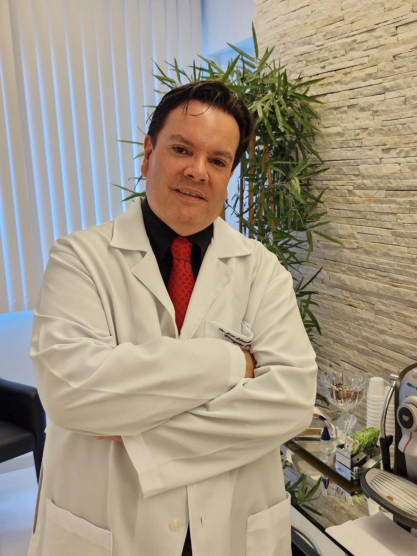 Ser médico é transformar vidas com conhecimento, empatia e propósito.
Na cirurgia plástica, cada detalhe é uma forma de cuidar, não apenas da aparência, mas da autoestima e do bem-estar.
Parabéns a todos os médicos que fazem da medicina uma arte de devolver confiança todos os dias.
#diadomedico #medico #cirurgiaplástica #cirurgiaoplastico