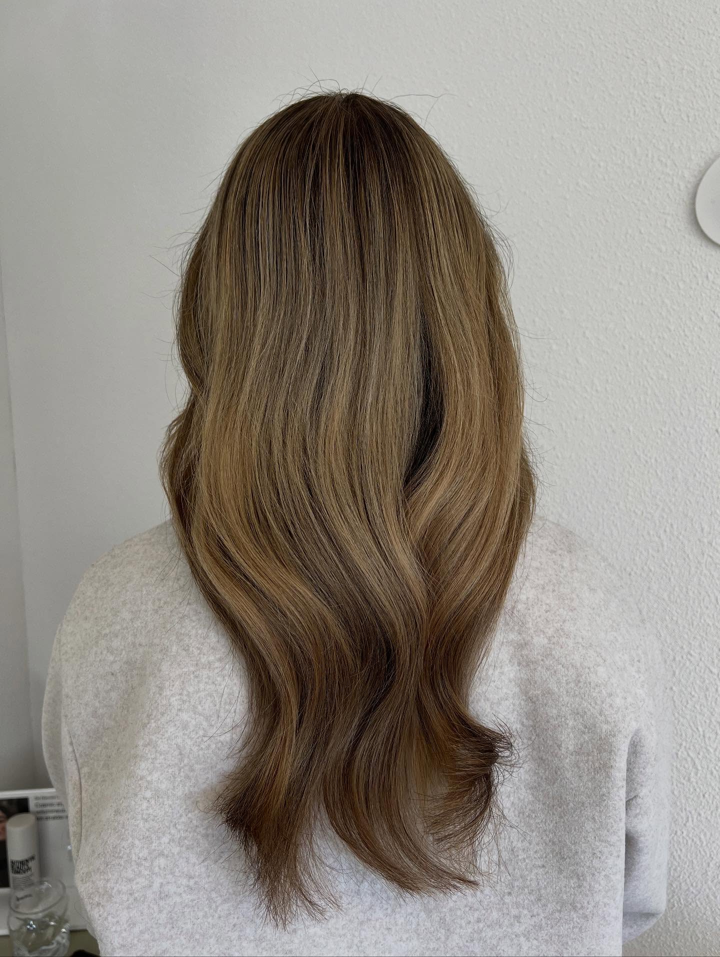 Zacht & oprecht (typisch Palma V hair ):
Gezond haar straalt rust uit 🌱
Met de juiste, milde producten en wat aandacht voel je het verschil — zacht, glanzend en levendig haar dat gewoon goed aanvoelt. 💛
#Salonpalmav #PalmaV #HealthyHair #NaturalCare #authenticbeautyconcept #authenticbeautymovement