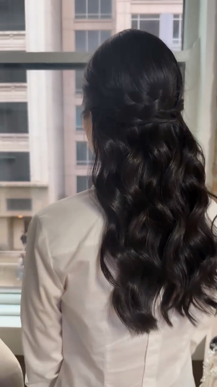 Soft curls, bold volume, and glossy shine — a signature style by @pinmeupchicago VAL Q.
Book your next appointment and let your hair do the talking.