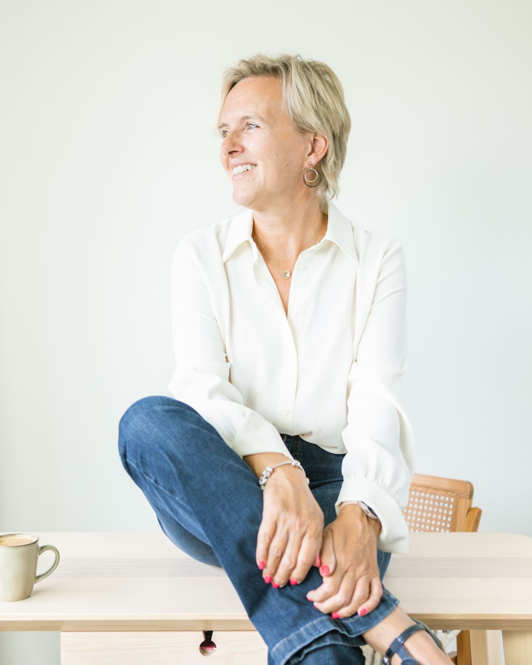 Tussen koffie en overtuigingen
Vanmorgen zat ik in de wachtkamer van de garage.
Nieuwe banden. Onderhoud.
Twee mannen zaten er al.
Ik wilde een koffie nemen — maar het toestel dacht er anders over.
De mannen schoten me te hulp.
En voor ik het wist, zaten we te praten.
De oudste — 81 intussen — zei plots:
“Met de jeugd van tegenwoordig kan je niets meer aanvangen.”
De jongere man was het daar niet mee eens.
Ik ook niet.
Dus zei ik :
“We denken allemaal zoals we geleerd hebben te denken.
Van ouders, leraren, vrienden…
En elke generatie zegt: vroeger was het beter.”
De man keek me aan, fronste.
Ik zag: dit gesprek kon twee kanten op.
Discussie of dialoog.
Ik koos voor het tweede.
En toen gebeurde er iets moois.
Hij begon te vertellen. Over zijn leven, zijn bedrijf, zijn avonturen.
Hoe hij altijd een beetje buiten de lijntjes kleurde.
Niet bang was om zijn eigen pad te trekken.
Een uur later stapte ik buiten — met meer energie dan ik binnenkwam.
In de auto dacht ik:
Ik had kunnen discussiëren.
Dan had ik gelijk gehad… of niet.
Maar wat had het me gebracht?
Waarschijnlijk spanning. Frustratie. Verloren energie.
Nu kreeg ik energie.
Omdat ik geluisterd had. Omdat ik geleerd had.
Twee lessen die ik meeneem:
1️⃣ In een discussie zijn er geen winnaars.
2️⃣ Als je zelf praat, herhaal je wat je al weet. Als je luistert, leer je iets bij.
En wat dat met gezond leven te maken heeft?
Alles.
Elke keer dat je niet in de discussie springt,
hou je energie bij jezelf.
Je start je dag rustiger, lichter, positiever.
En dat maakt het zóveel makkelijker
om ook je gezonde gewoontes vol te houden.
Soms begint een gezonde dag
gewoon bij een kapot koffieapparaat
en een goed gesprek. ☕️
#gezondegewoontes #voedingscoach #mindset #dankbaarheid #positiefdenken #healthy habits