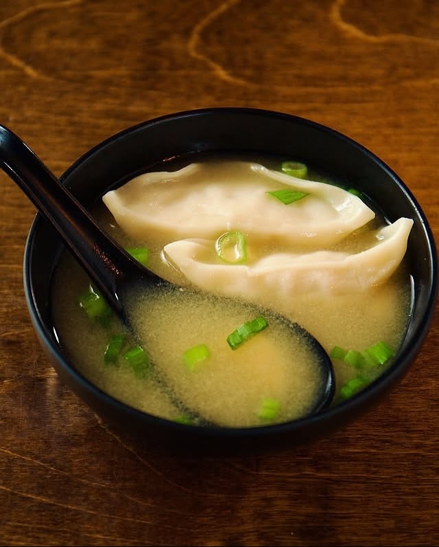Snowy days basically demand a steaming bowl of miso magic. ❄️🍲 The real debate: team dumplings or keeping it classic? 🥟😌
Grab yours from any KōNA location:
📍 Walkerville — 1801 Wyandotte Street E.
📞 (519) 997-4638
📍 LaSalle — 5965 Malden Rd.
📞 (519) 969-9696
📍 Lakeshore — 1224 County Rd. 22
📞 (519) 727-3333
📍 Tecumseh — 11977 Tecumseh Rd E.
📞 (519) 735-8333
⸻
#yqg #kona #konasushi #sushilovers #windsorontario #sushinwindsorontario #allyoucaneatsushi #rolls #sushirolls #soup #misosoup🍲