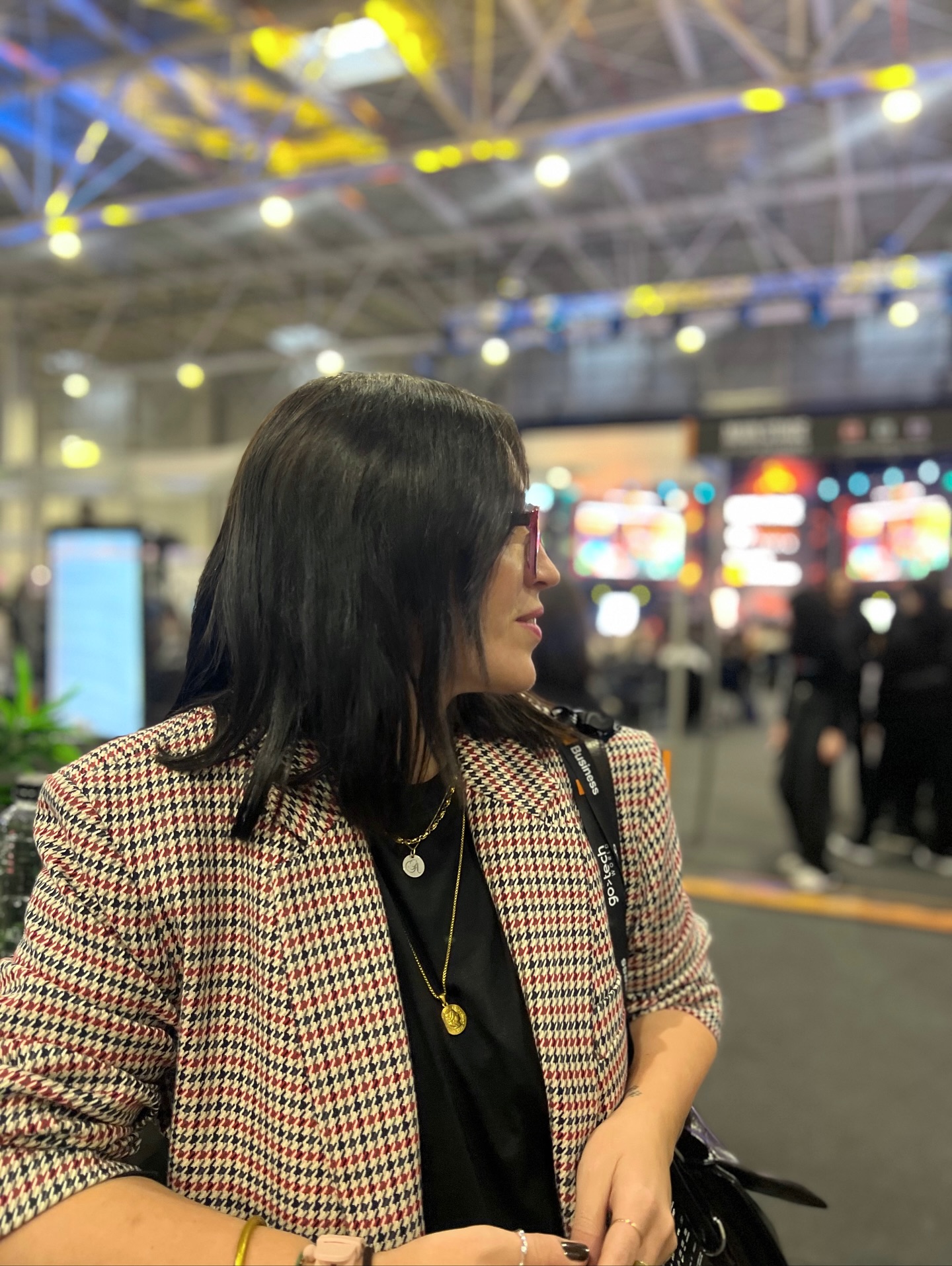 Ieri, la @gotech_world, am avut momentul acela în care tot ce faci de ani de zile primeste, brusc, o nouă valența.
Am realizat că, pe lângă strategie și implementare, o mare parte din munca mea este customer education. (•‿•)
Ce înseamnă asta?
Că nu doar construiesc direcții și campanii, ci îi educ pe clienți să înțeleagă ce facem împreună.
Să vadă valoarea marketingului, să înțeleagă de ce e important și cum, printr-un proces lucid și creativ, își pot transforma businessul.
De multe ori, mi s-a spus că nu poți fi bun la toate.
Dar după peste 20 de ani în care am lucrat cu branduri, oameni și idei din domenii complet diferite, știu că tocmai asta e forța mea.
Combinația dintre strategie și intuiție, între execuție si design, între emisfera stângă și cea dreaptă, îmi permite să fiu exact omul care poate traduce emoția într-un plan.
Mi-am antrenat creierul toată viața să înțeleagă emoțiile clienților.
Creativitatea nu e despre idei.
E despre conexiuni.
Despre emoție. Despre oameni.
Și exact asta revine acum în tendințe:
după ani de data analytics, KPI-uri și bugete optimizate până la limită, se întoarce brandingul cu suflet -acolo unde AI-ul poate amplifica, dar nu poate simți.
Unul dintre speakeri a spus o frază care mi-a placut: „Într-o lume de vanilla, eu vreau să aduc gust.”
Și am simțit că mă descrie.
Dacă AI-ul va genera outputul, atunci oamenii ca mine vor fi acolo —să-i ofere gustul, emoția și direcția.
PS - Tema principală la GoTech World a fost AI în marketing, cu multe discuții despre LLM-uri, despre cum schimbă totul în creație, și despre cum SEO devine GEO — adică totul se localizează, se personalizează, se conectează mai aproape de oameni.