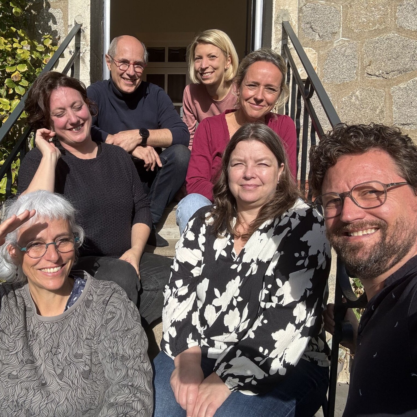 C'est ma 2ème formation avec Thomas E. GERARD, et pour la 1ère, il y avait eu un avant et un après donc je m'étais dit, ça ne sera pas aussi puissant !
Et bien, je me suis trompée 😅
Encore une fois, la magie a opéré, des liens se sont fait en moi et l'élan est là ! ✨
Je repars de ces 4 jours de formation avec :
🌟 Une confiance en ma solidité intérieure grâce à toutes les expérimentations vécues.
🌟 Des outils concrets pour sortir de la stigmatisation individuelle.
🌟 Une intuition plus développée grâce aux exercices de ressentis corporels.
🌟 Des méthodes pour gérer les personnalités disruptives.
🌟 Une agilité d'appropriation du Co-dev.
Cette formation pourrait aussi s'appeler "Comment prendre vraiment soin des membres d'un collectif sans stigmatiser afin d'être au service des uns et des autres ?"
1000 merci Thomas pour ta générosité, ta modélisation et ta malice. 🙏🙏
Et un énorme merci à mes partenaires d'aventure durant ces 4 journées pour leur sourire, leur inspiration, leur vulnérabilité et leur audace.
Vous l'aurez compris, je recommande à fond cette formation pour toutes les personnes qui ont l'envie de travailler sur la finesse et la justesse de leur posture d'accompagnant.
#codev #codevorganique #premierspas #jefaismonpremierpas #formationnantes #vignoblenantais #lorouxbottereau #apprentissage #entrepreneur #facilitation #agilité #apprentissage