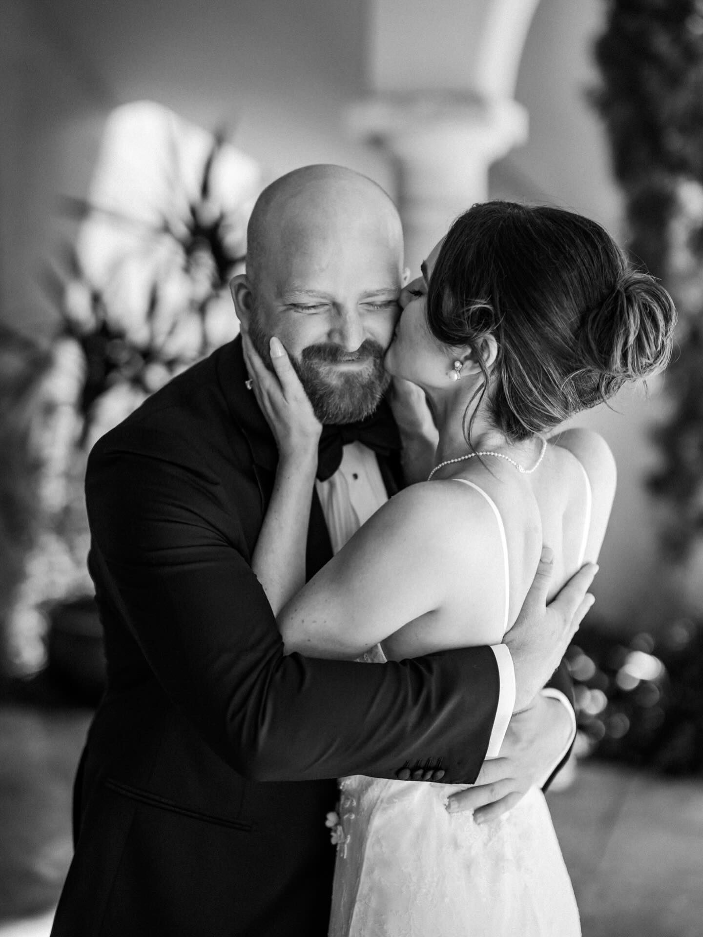 That first look… the moment everything else fades and it’s just the two of you. The nervous smiles, the deep breath, and that first hug that says we’re really doing this.
It’s always one of the sweetest parts of the day and one you’ll never forget.
Venue: @calipasowineryandvilla
Photography: @burlapandoakphoto
Coordinator: @mirandanordevents
Floral: @lori_boe_floral
Beauty: @jamiee.holloway @j.beauty.designs @salonheritage @tyleriekki @beautybytyler__
Rentals: @slopartyrentals
Dj: @djdamiancamacho
Cake: @bris_sweet_retreat
Donuts: @slodoco
Catering @calipasowineryandvilla
Content Creator: @signaturesnaps.ca
Wedding day at Cali Paso Winery and Villa.