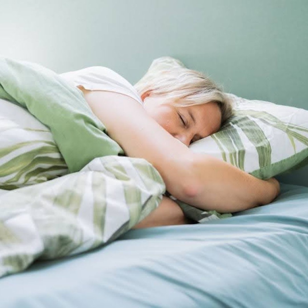 Slapen = afvallen in je slaap? Niet helemaal, maar je slaap heeft wel een enorme invloed op je gewicht.
Slaaptekort → meer honger, meer cravings, minder wilskracht.
Tips voor betere slaap:
🌙 Vaste bedtijd
📵 Geen schermen vlak voor slapen
🌡️ Koele, donkere kamer
Een uitgeruste jij = een sterkere jij 💪
#switchlife #voedingsdeskundige #gezondevoeding #slaap #gezondeleefstijl #afvallen #slaaptips #goedenachtrust #nachtrust