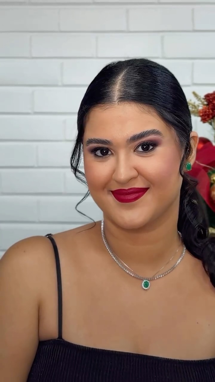 Sua make de Natal começa aqui ✨
Pele bonita, make elegante e zero preocupação.
Agenda aberta na NB para produções de Natal 🎄