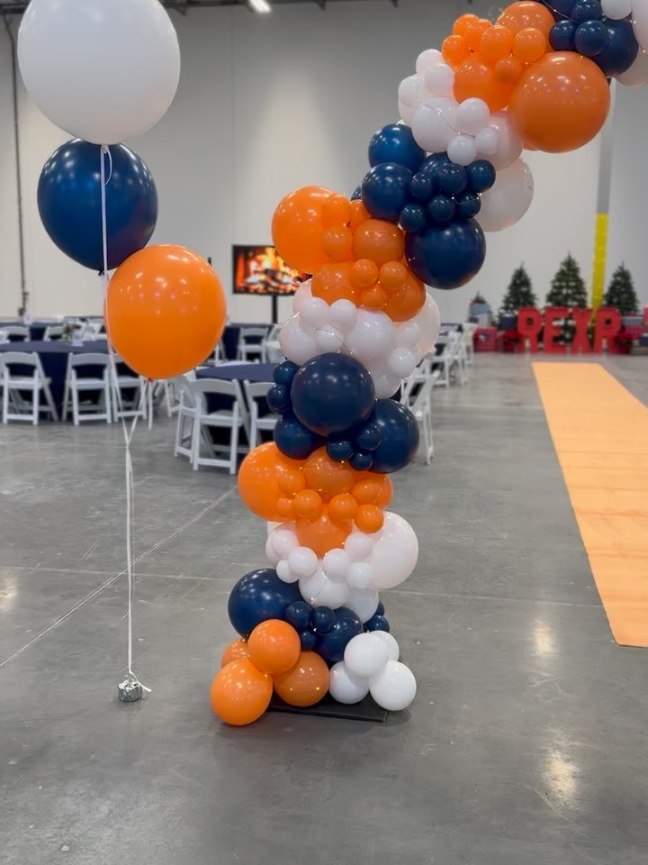 When balloons get their Christmas glow ✨🎈