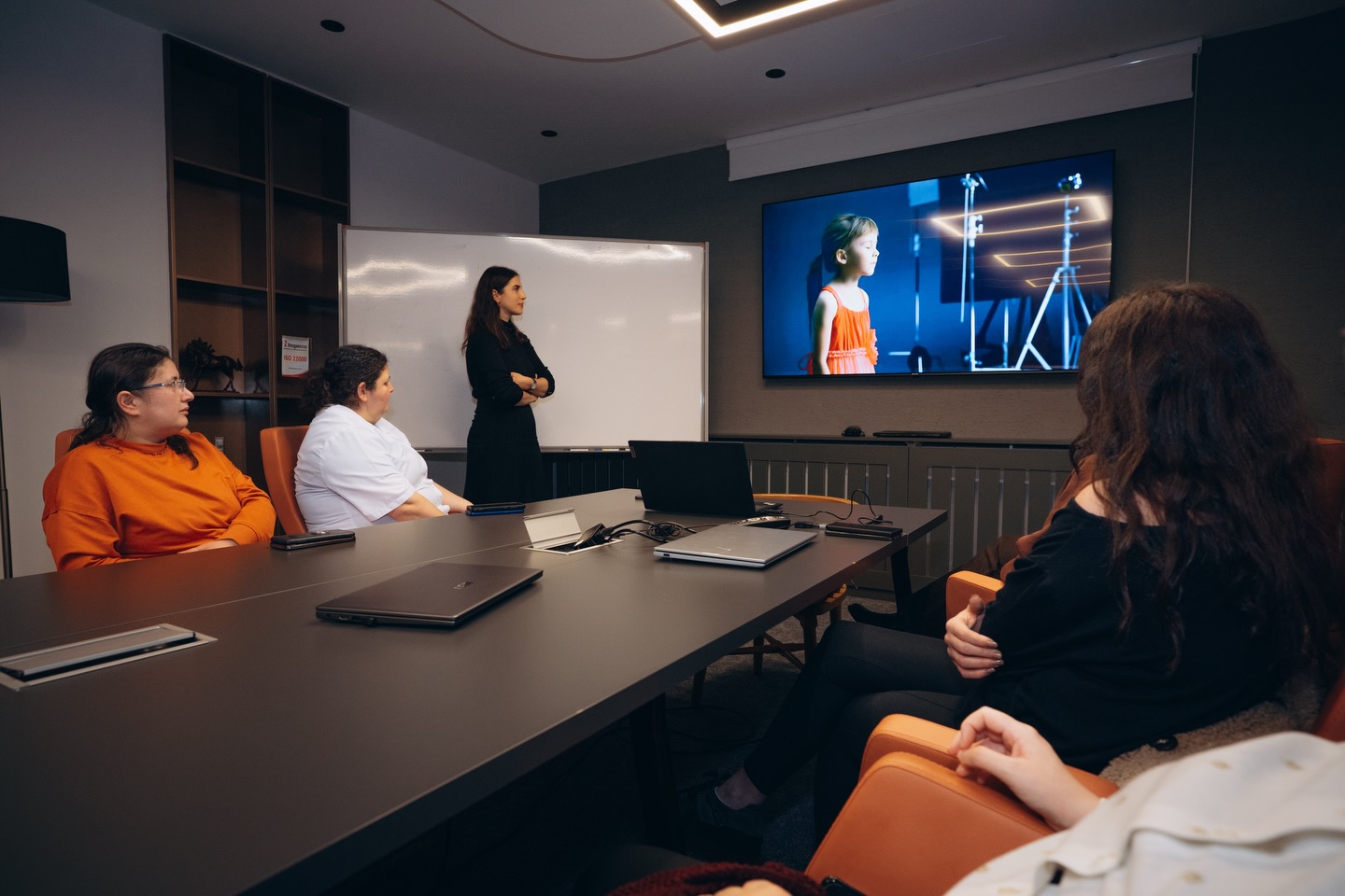 Kadına yönelik şiddet, toplumsal yaşamın her alanında kararlılıkla karşı durulması gereken bir insan hakkı ihlalidir.
Bu farkındalıkla, Yavuzkan Topluluğu olarak Kadına Yönelik Şiddete Karşı Uluslararası Mücadele kapsamında, Av. Cansın Özel’in katkılarıyla gerçekleştirdiğimiz “Toplumsal Cinsiyet ve Kadın Hakları” etkinliğinde; kadın hakları, toplumsal normlar, şiddet döngüsü ve çocuklarla sağlıklı iletişim gibi başlıklarda değerli bilgiler edinme ve farkındalığımızı güçlendirme imkânı bulduk.
Yavuzkan olarak, bugün ve her gün, şiddetin karşısında; eşitliğin, saygının ve insan onurunun yanında durmaya devam ediyoruz.
-
Violence against women is a human rights violation that must be resolutely opposed in every sphere of social life.
With this awareness, as the Yavuzkan Community, within the scope of the International Campaign Against Violence Against Women, we had the opportunity to gain valuable information and strengthen our awareness on topics such as women's rights, social norms, the cycle of violence, and healthy communication with children at the ‘Gender and Women's Rights’ event we organised with the contribution of Attorney Cansın Özel.
As Yavuzkan, we continue to stand against violence and for equality, respect, and human dignity, today and every day.