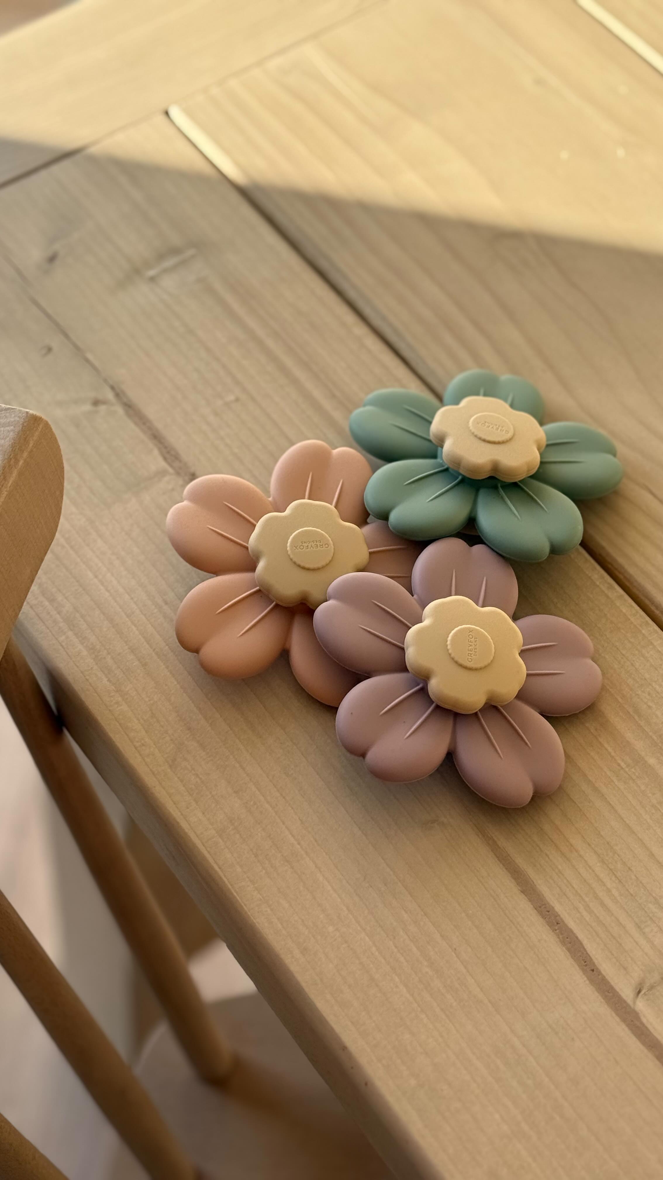 Keep little hands busy with our irresistibly cute fidget spinners, they stick to pretty much all surfaces!
A baby and toddler must have 👏👏
Click the link in our bio to order - (more colours available online! 🌸)
.
.
#fidgettoy #spinner #toyspinner #greyfoxdesigns #toddlersensory #parentinghack #babyessentials