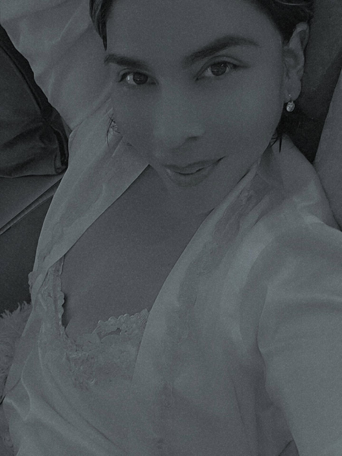 I woke up in bliss⌠and I need to tell you why this matters for you.
This morning didnât rush me.
Dog kisses.
The smell of Coffee brewing.
The beautiful bliss of the morning as the sun rises...
The birds đŚ singing. Inside of me...
Just Silence.
Just Presence.
The beautiful essence of...
A soft silk robe.
A smile in the mirror.
No performing.
No fixing.
No proving.
Just me⌠living in my naked truth... Emotionally appreciated.
1 year ago, I was in so much pain... and love sharing what has worked for me in my embodiment.
And hereâs the truth most women donât hear enough:
â This level of peace doesnât come from âhaving it all together.â
â It comes from devotion.
Devotion to your body.
Devotion to your truth.
Devotion to feeling everything instead of numbing it.
Devotion for love in life, your relationships and your business.
2025 cracked us open...
And today, I celebrate every woman who broke through instead of breaking down.
If youâre reading this, receive this energetic hug
(Yes⌠my hugs travel continent to continent. They always have đ¤) i love you. I understand you, I am you too...
Iâve watched women come to me just for a hug,
because presence heals faster than advice ever will.
I honor:
⢠the clients who became friends
⢠the friends who became soul family
⢠the women who stayed
⢠the women who rose
âFrom pain â purpose â legacy.
âFrom broke cycles â embodied wealth.
âFrom burnout â booked calls without hustle.
Take a moment to Imagine this:
Waking up calm⌠and your calendar already loves you.
Serving work that lights you up, and pays you just for your to be you.
Business opportunities that you didn't have access to, falling in your space.
Being chosen because your embodiment speaks louder than your words.
Living free from the 9â5 and fully at home in your purpose...
Thatâs not luck.
Thatâs The Love Mastery.
Who I serve
I work with women who are:
⢠done shrinking
⢠done chasing
⢠done performing strength
⢠ready to lead from softness, truth, and authority
⢠ready to be deeply loved by life, money, and relationships
I serve with passion because Iâve lived every chapter I guide you through.
Nothing here is theory.
Itâs embodiment.