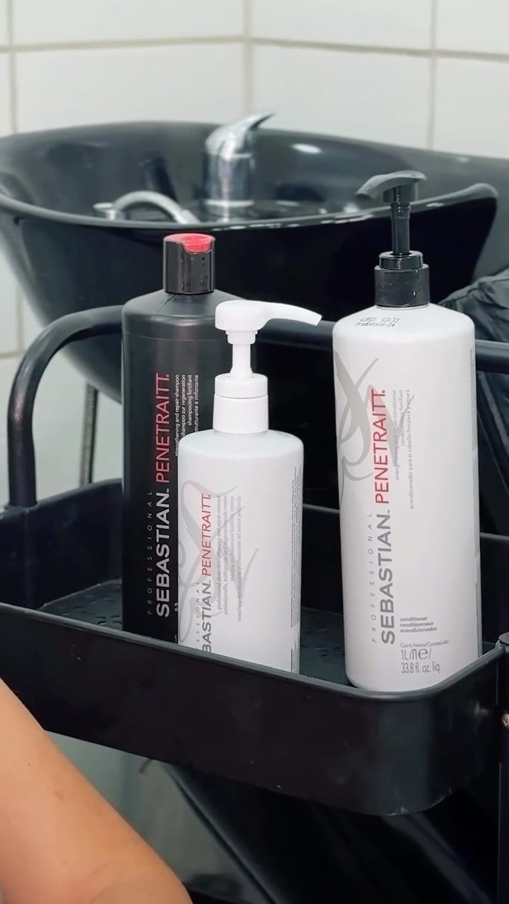 Esse tratamento é indicado para cabelos que estão ressecados, sem brilho ou fragilizados por química e calor.
Ele age dentro do fio, ajudando a recuperar força, maciez e brilho, sem pesar.
Aqui na NB, a gente indica quando o cabelo realmente precisa, sempre respeitando o momento do fio.
Cuidado de verdade começa na escolha certa ✨