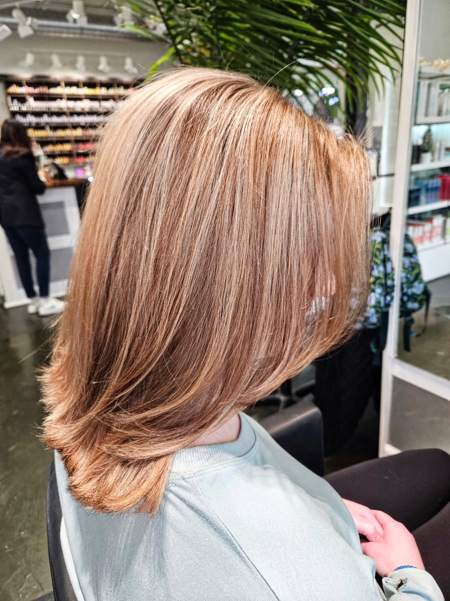 ✨️This soft, dimensional look, was created using a partial highlight and lowlight for added depth, finished with a toner for a seamless blend, and completed with a fresh haircut to refresh the overall look.
Look created by our Stylist, Uzma
Call us or book your appointment online, click link in our bio ?
? 410-558-0047
#highlights #balayagehair #blondehair #haircolour #timoniummd