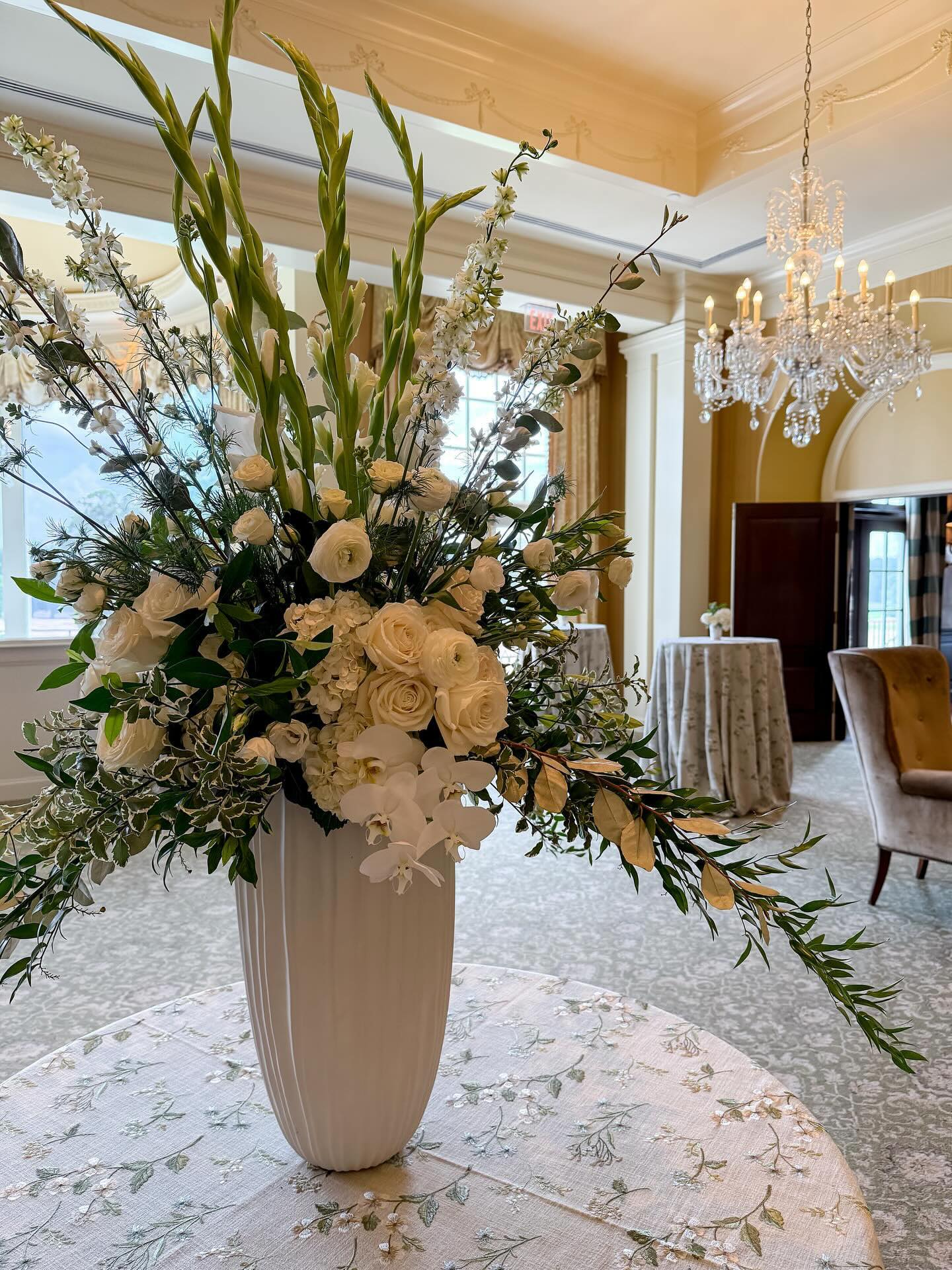 While warmer weather may still be a couple of months away, we’ve decided to bring a little spring to you. Our Jardin Gris floral linen added to an event means guests can have that springtime feeling any day of the year!
#CountdowntoSpring #linkinbio #eventlinens #eventdesign #eventdecor