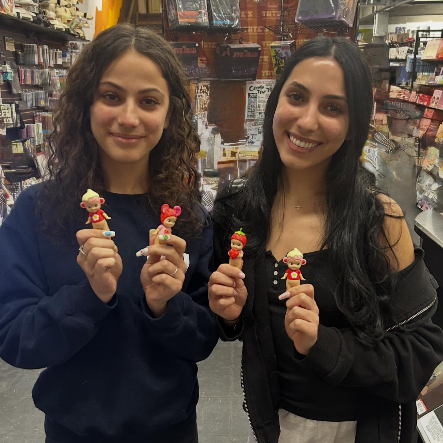 WEEKLY HIGHLIGHTS.
1. Strawberry Love Sonnys! 👼
2. Strawberry Jam Secret 🍓
3. Indiana Jones Raiders of the Lost Ark ‘Well of Souls’ playset from 1982! ⛓️💥
4. ReZero Rem is ready! ✨
5. James Tynion and Tate! The Exquisite Corpses Tour stop was a hit! 🧅
6. Elvira in Horrorland graphic novel 🦇
7. Samuel will treat you well. 😻
8. Ruby is looking for the Pochita plush 🐾
9. More Monchhichi! 🙈
10. Daddy’s home. Everyone loves Gojo. 🩵 #tatescomics