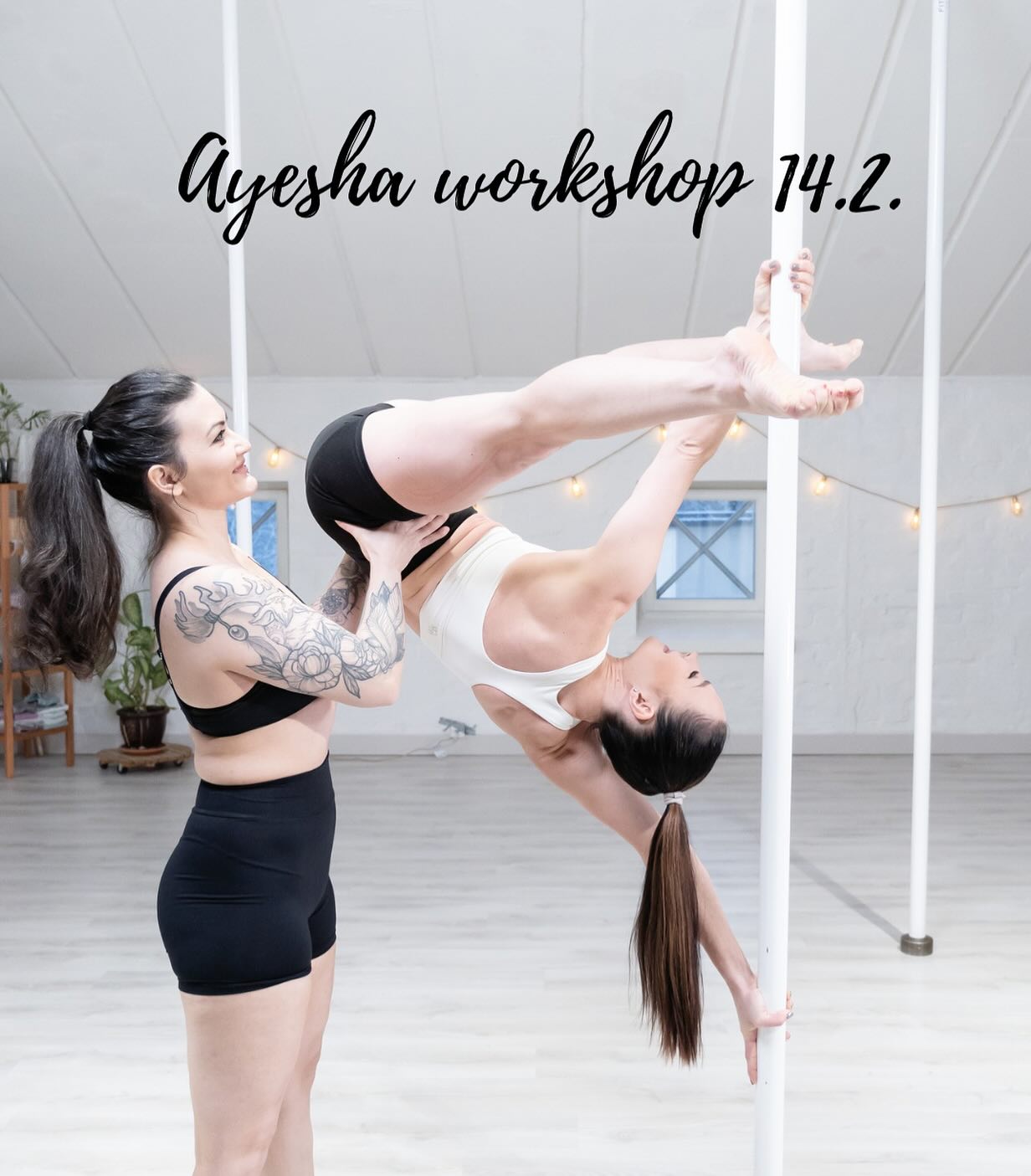 Skyn suosittu Ayesha workshop tulee taas! 🤩
la 14.2. klo 14.30-16
Hinta 35€
Ohjaajana Sky G. Ertas ( @motionalyst )
Osaatko tehdä perhosen ja haluat oppia loput ayeshaan johtavat temput, kuten jatketun perhosen ja D-asennon?
Osaatko ayeshan vain perhosesta, mutta et maasta?
Tai jos osaat jo nämä, mutta et löydä tasapainoasi ayeshassa tai osaat ayeshan vain yhdellä otteella.
Silloin tämä on sinun workshopisi! 🤩
Ayeshassa tärkeää on lihasten kytkeytyminen ja nivelten oikea linjaus ja niihin keskitytään tässä workshopissa.
Ilmoittaudu mukaan Roofin appissa! Jos kuulut alennusryhmään, valitse maksu paikan päällä, niin saat oikean hinnan.
📸: @takayamaproductions
#roofaerialclub #ayesha #poledance #tankotanssi