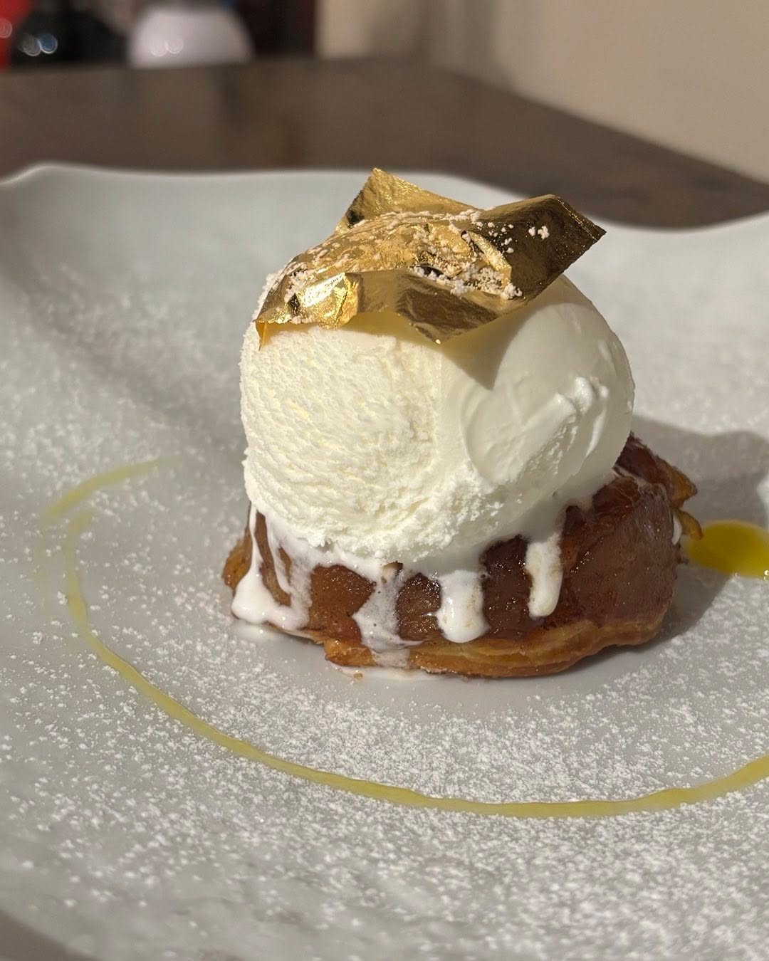 Per chiudere in bellezza, la nostra tarte tatin alle mele e cannella, il gelato e la foglia d’oro.
Il caldo, il freddo e l’elegante.
Vi aspettiamo in osteria, tel. 0364/209194
info@osterialanzati.com
#osterialanzati