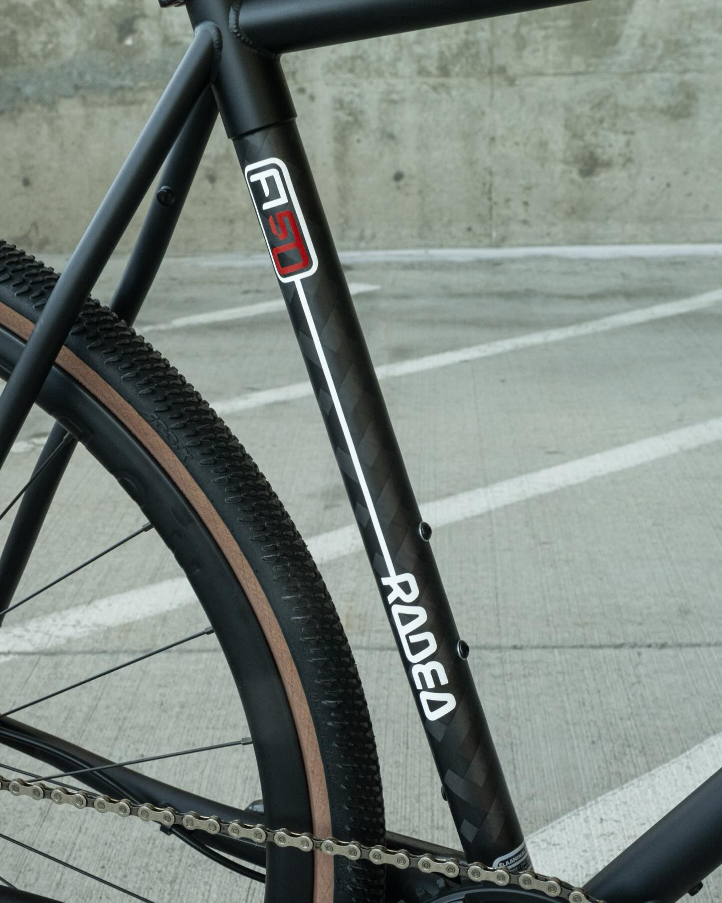 Up in the Ready To Roll section of our site today: this 58cm Flaanimal 5.0 Ad Astra build. It’s specced to the nines for living its best gravel centric life, while retaining the capability to ride through moon dust if that’s where your heart takes you. Drivetrain duties are handled by Campagnolo Ekar. It rolls on our 2.0 carbon rims, hand laced to 3.0 hubs. Schwalbe G-One tires are highly regarded for their low rolling resistance and excellent traction. The one-off Ad Astra decal sets this Flaanimal apart just that much more. 58cm Rodeos best fit riders 6’0” to 6’2”. As always, our ready to roll bikes are offered at special pricing because we build em the way we like with parts that we have in stock. Available to ship now. Find it at rodeo-labs.com / ready to roll, or link in insta bio.
#gravelbike
#flaanimal
#rodeospork
#rodeowheels