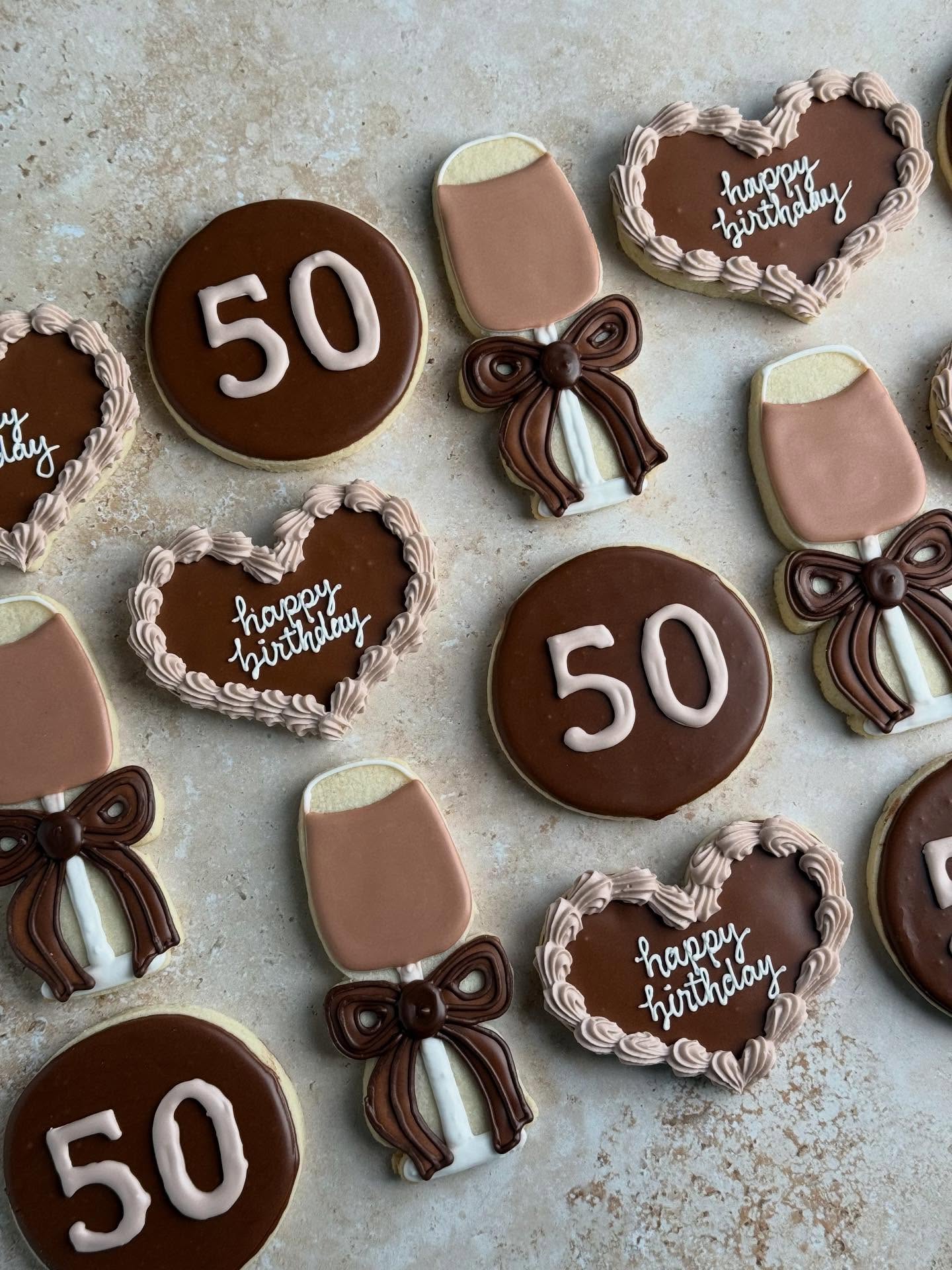 🤎🤎
.
.
.
.
.
#customcookies #royalicingcookie #gtabakery #juliassweettreats #sugarcookie