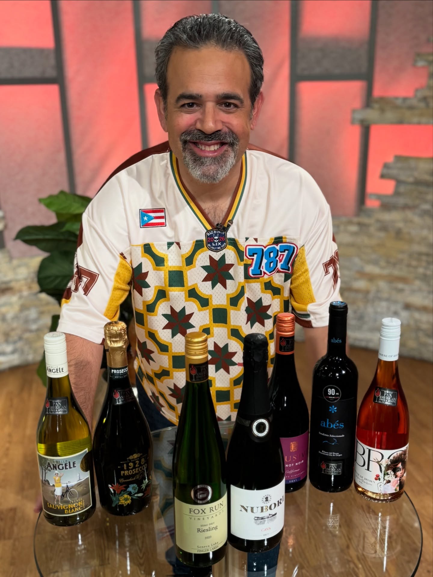 🏈Vinos para el Super Bowl con un toque de Puerto Rico🇵🇷
Lo que más se consume en el #superbowl:
Alitas (más de un billón en EE.UU.: Cava Nubori o Riesling de Nueva York.
Guacamole y Chips: Prosecco o Sauvignon Blanc francés
Y en #puertorico si haces carne frita o hamburguesas me iría con un Pinot Noir de California o un Ribera del Duero.
¡Salud mi gente!
#wine #tv