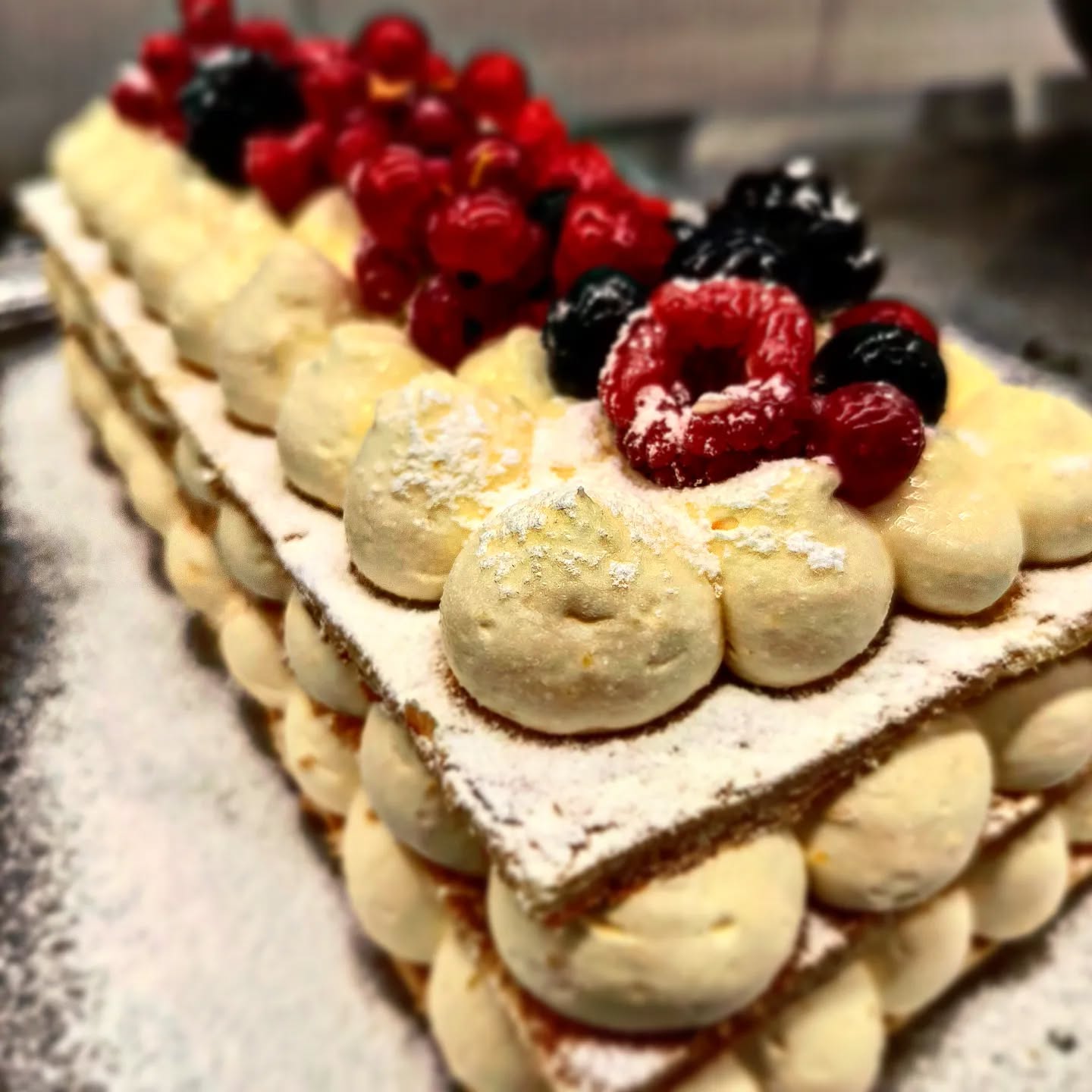 Un classico intramontabile, la millefoglie con chantilly e frutti di bosco.
La sfoglia al burro e la crema alleggerita con panna fresca.
Per le tue ricorrenze o su richiesta per una cena in famiglia o tra amici.
#osterialanzati